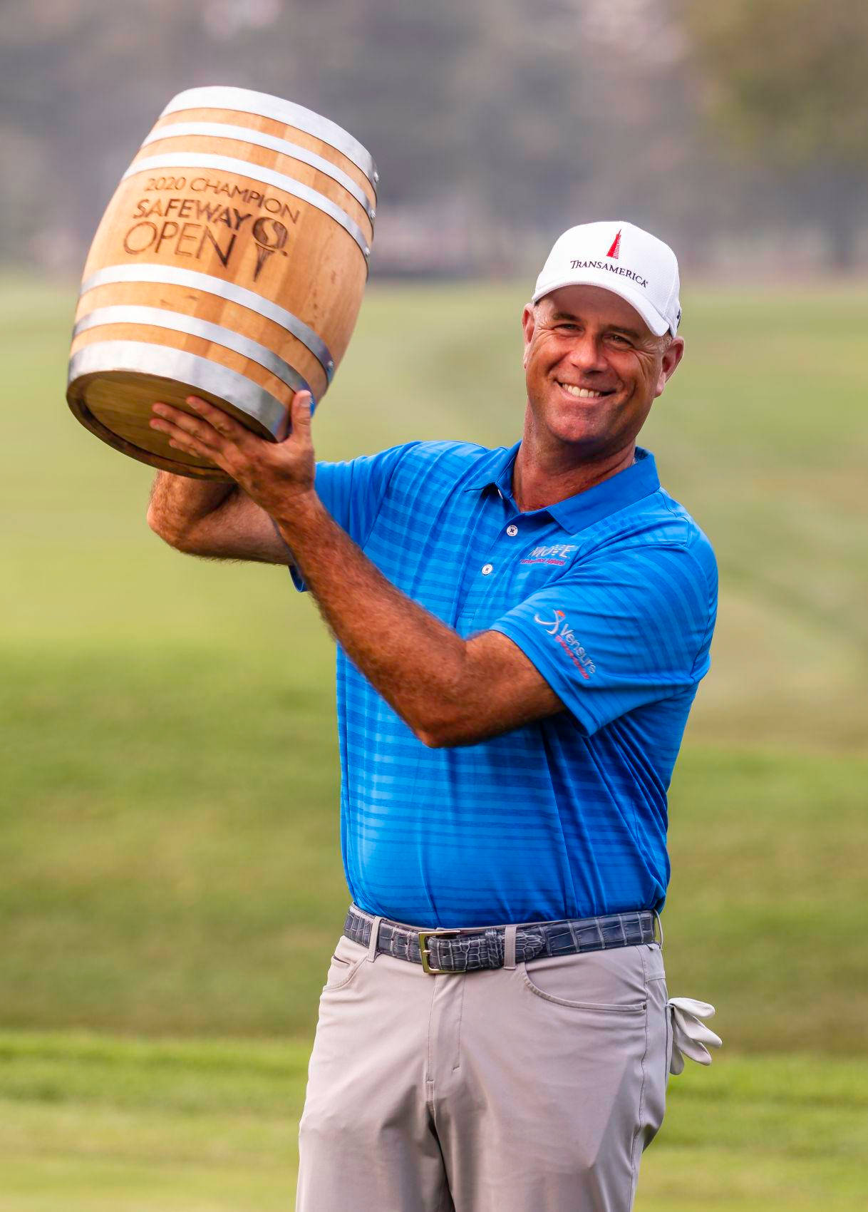Stewart Cink, wooden barrel trophy, lush green golf course, HD Phone Wallpaper