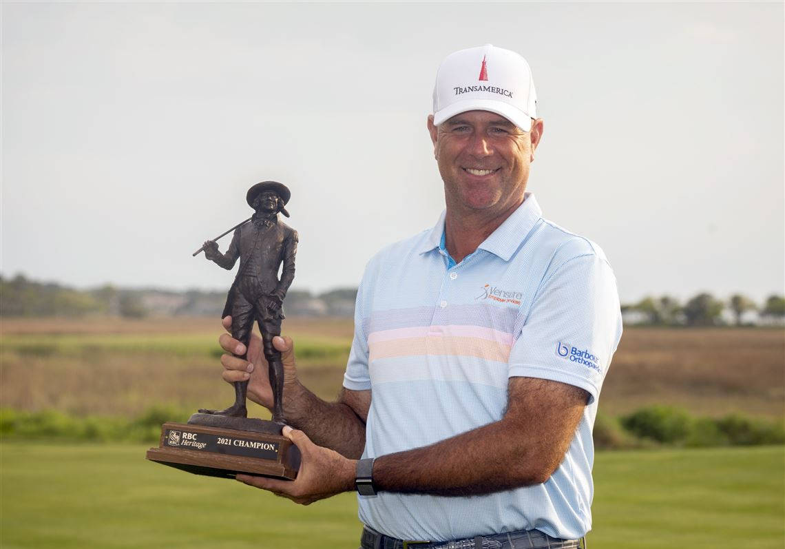 Stewart Cink, bronze statue trophy, sunlit golf course, SD Desktop Wallpaper
