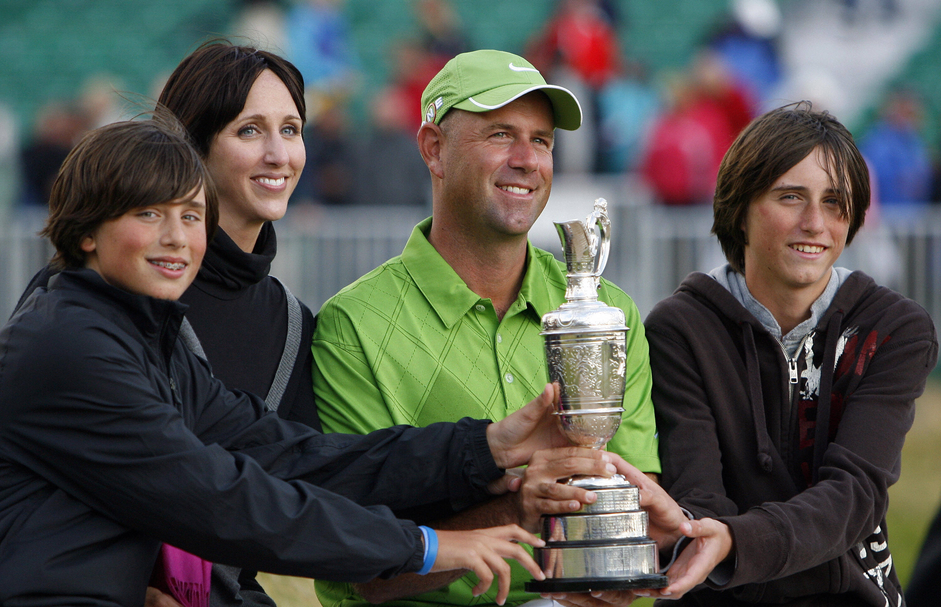 Stewart Cink, green shirt, silver trophy, 2K Desktop Wallpaper