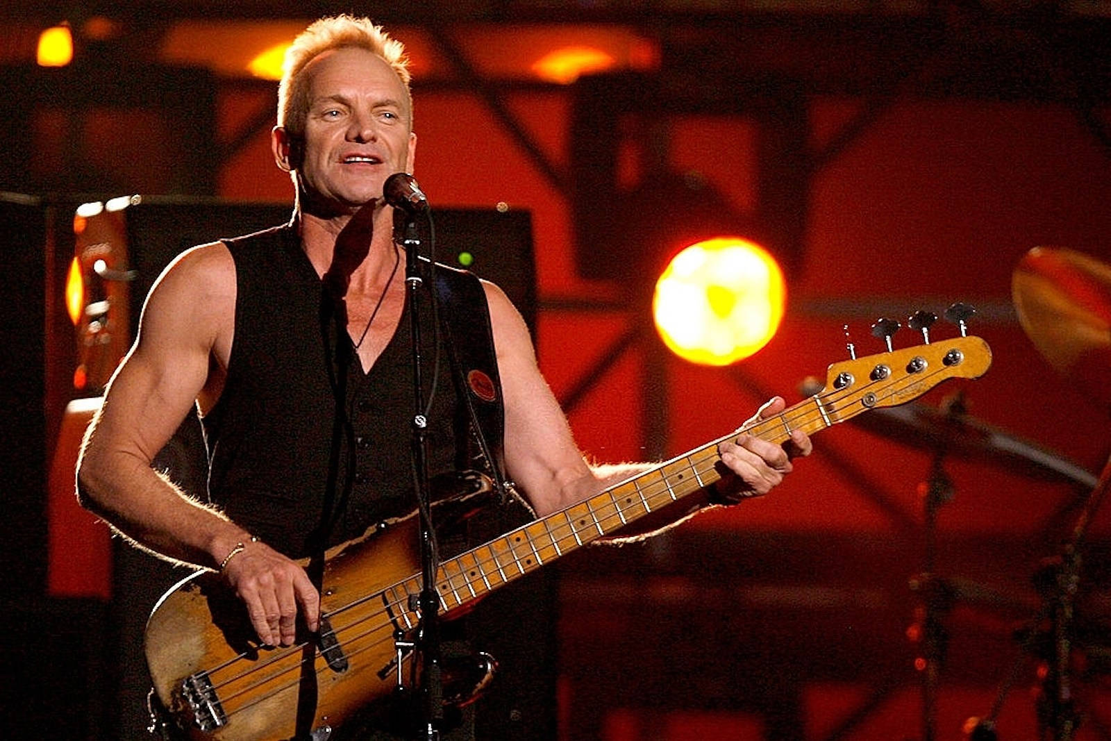 Sting, sunburst bass guitar, red and orange spotlights, HD Desktop Wallpaper