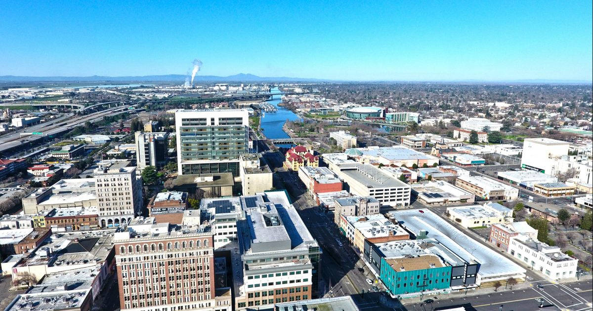 Stockton, urban cityscape, clear blue skies, SD Desktop Wallpaper