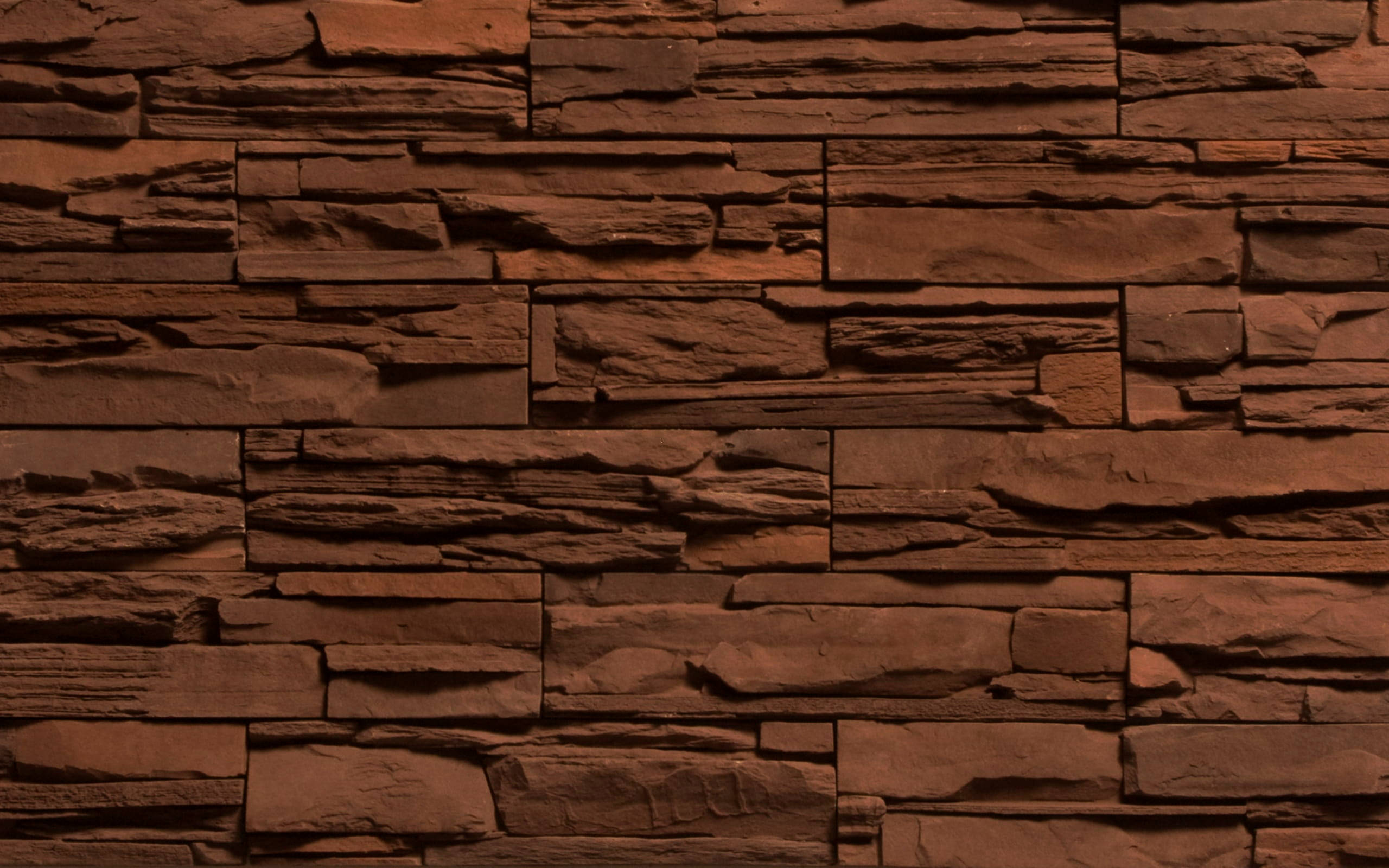 natural stone wall cladding, rustic red-brown stone wall, layered irregular slabs, 2K Desktop Wallpaper