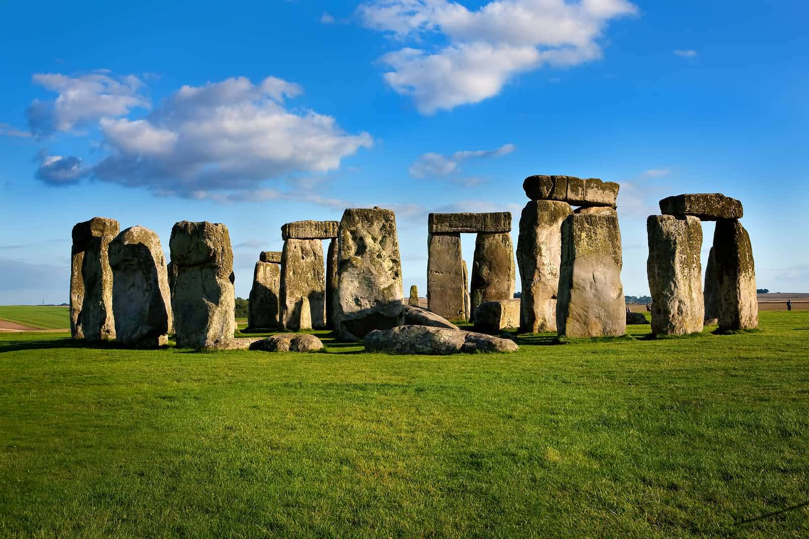Stonehenge, bright summer day, vibrant green grass, HD Desktop Wallpaper