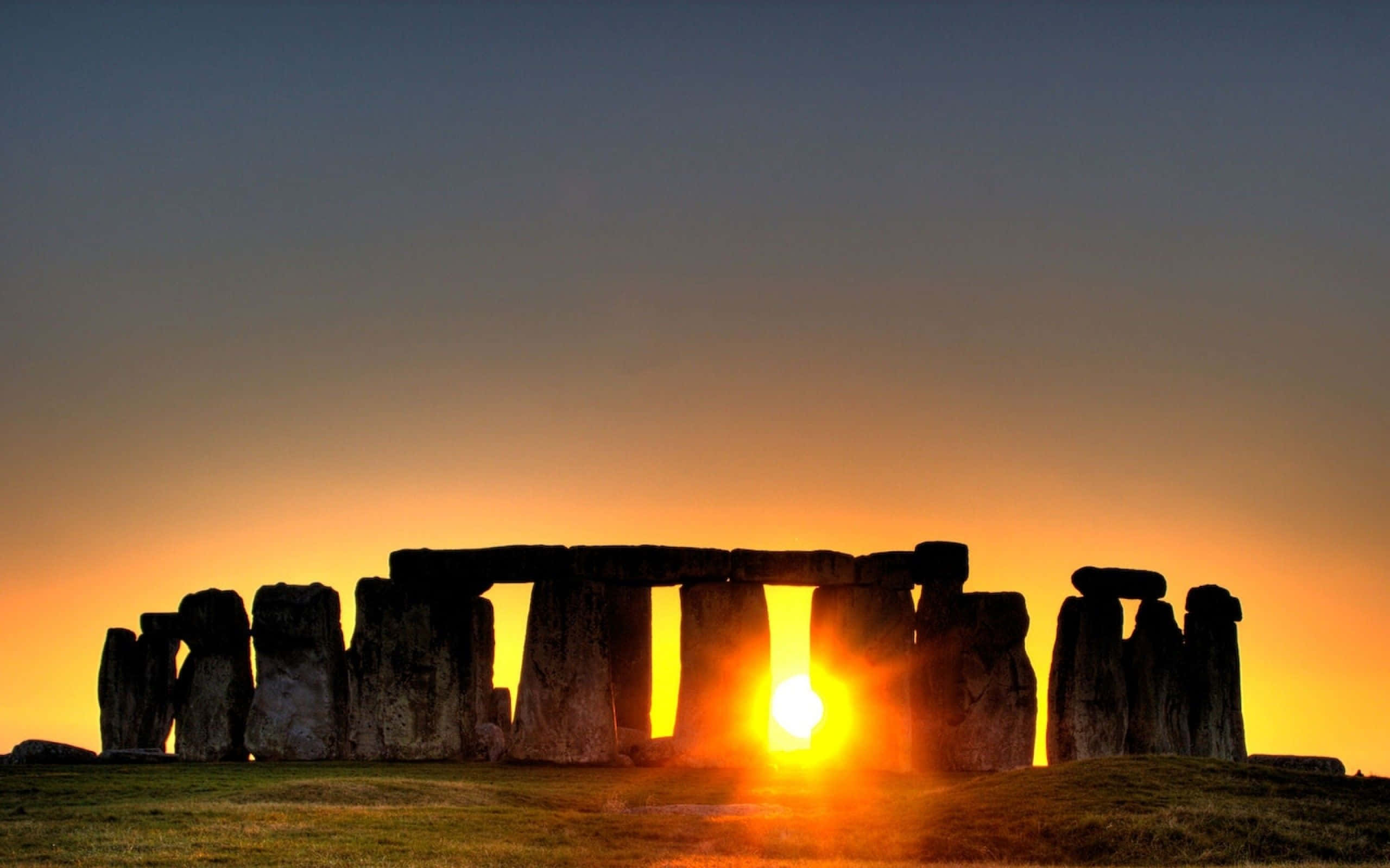 Stonehenge, sunset, ancient standing stones, 2K Desktop Wallpaper