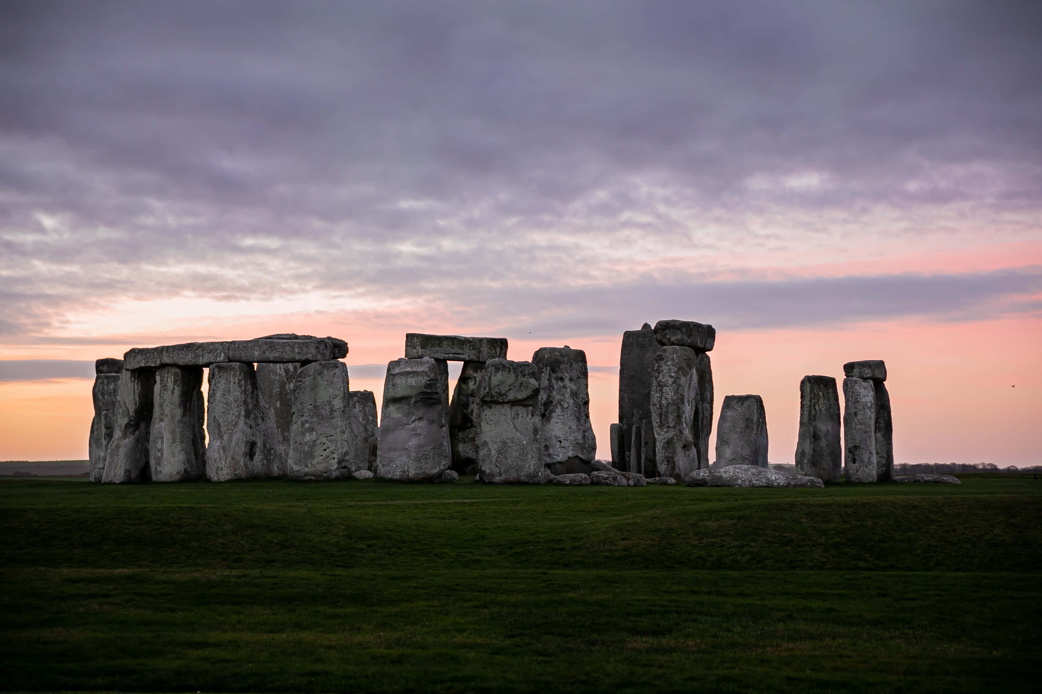 Stonehenge, pastel purple clouds, twilight sky, 2K Desktop Wallpaper