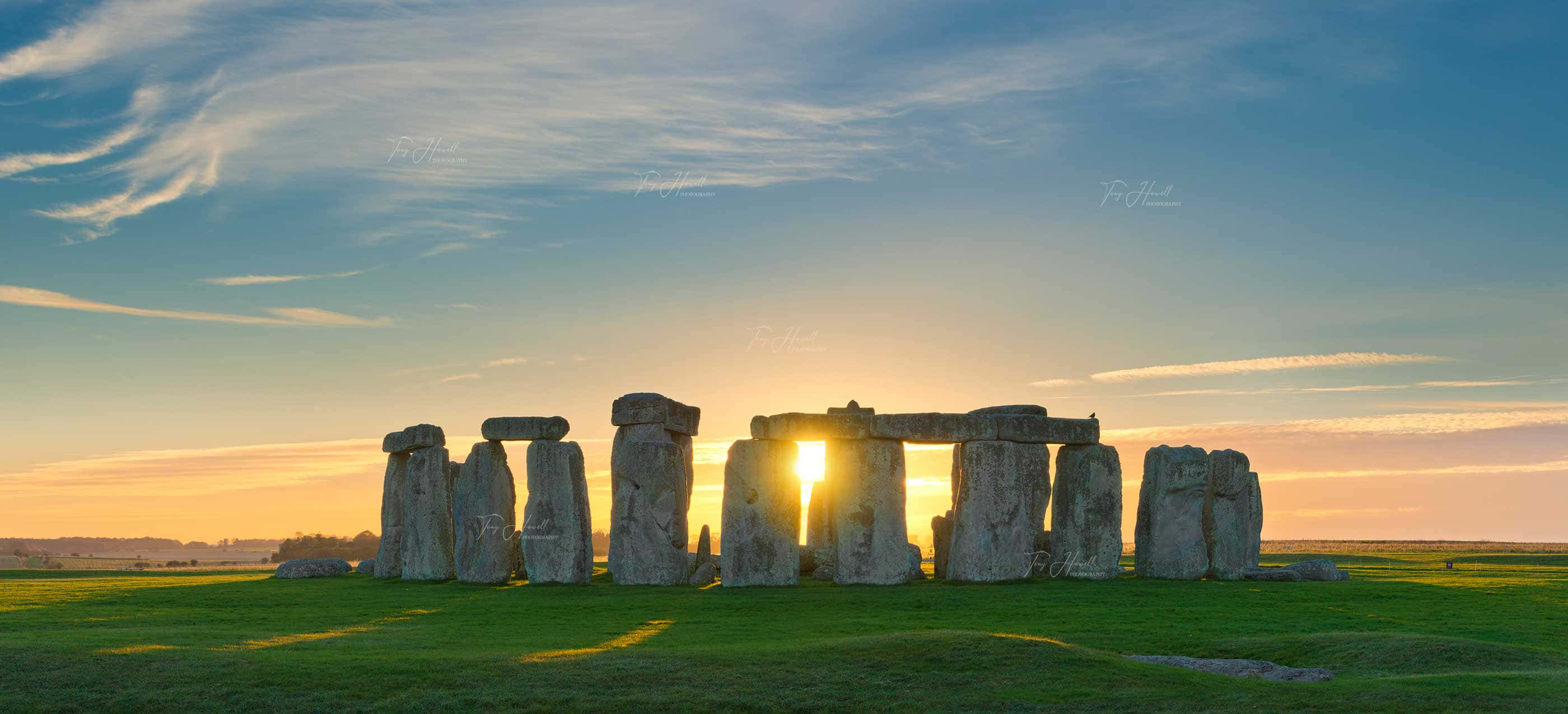 Stonehenge, sunrise, ancient standing stones, 2K Desktop Wallpaper