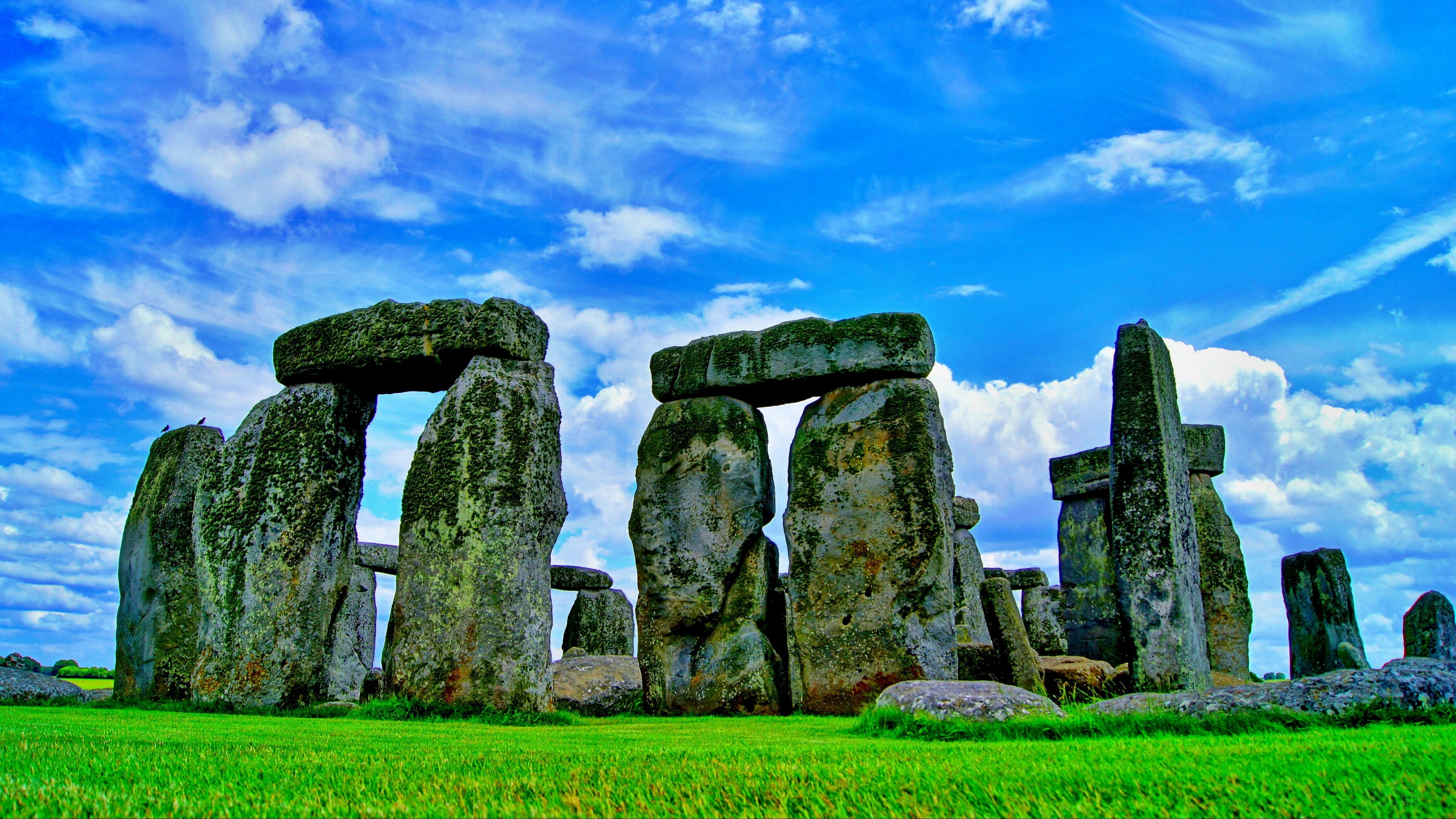 Stonehenge, standing stones, vibrant blue sky, 4K Desktop Wallpaper