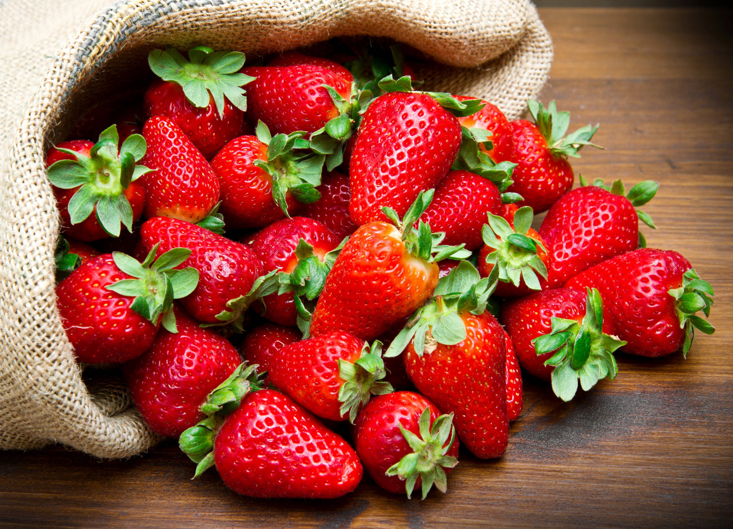 Sack Of Strawberry Desktop, burlap sack, juicy ripe strawberries, 2K Desktop Wallpaper
