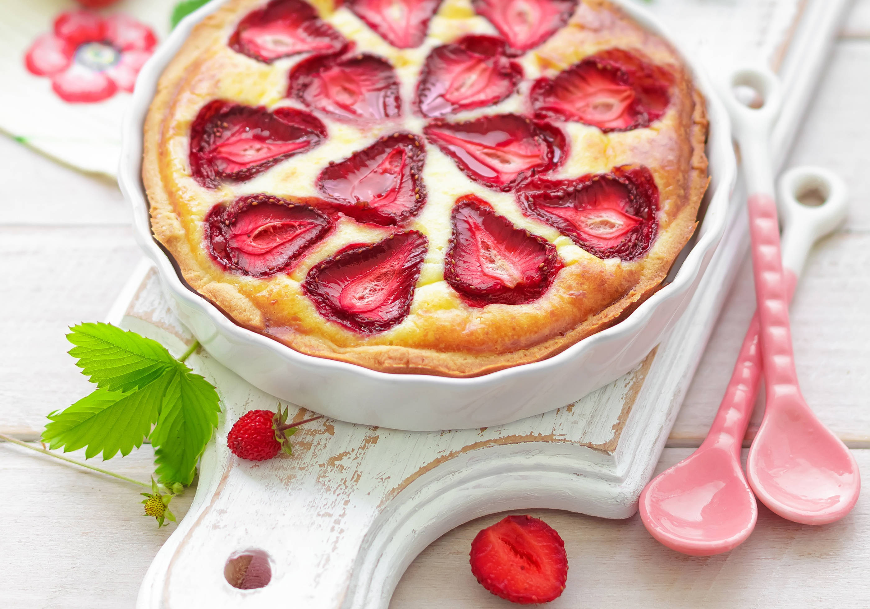strawberry tart, glossy sliced strawberries, white wooden board, 2K Desktop Wallpaper