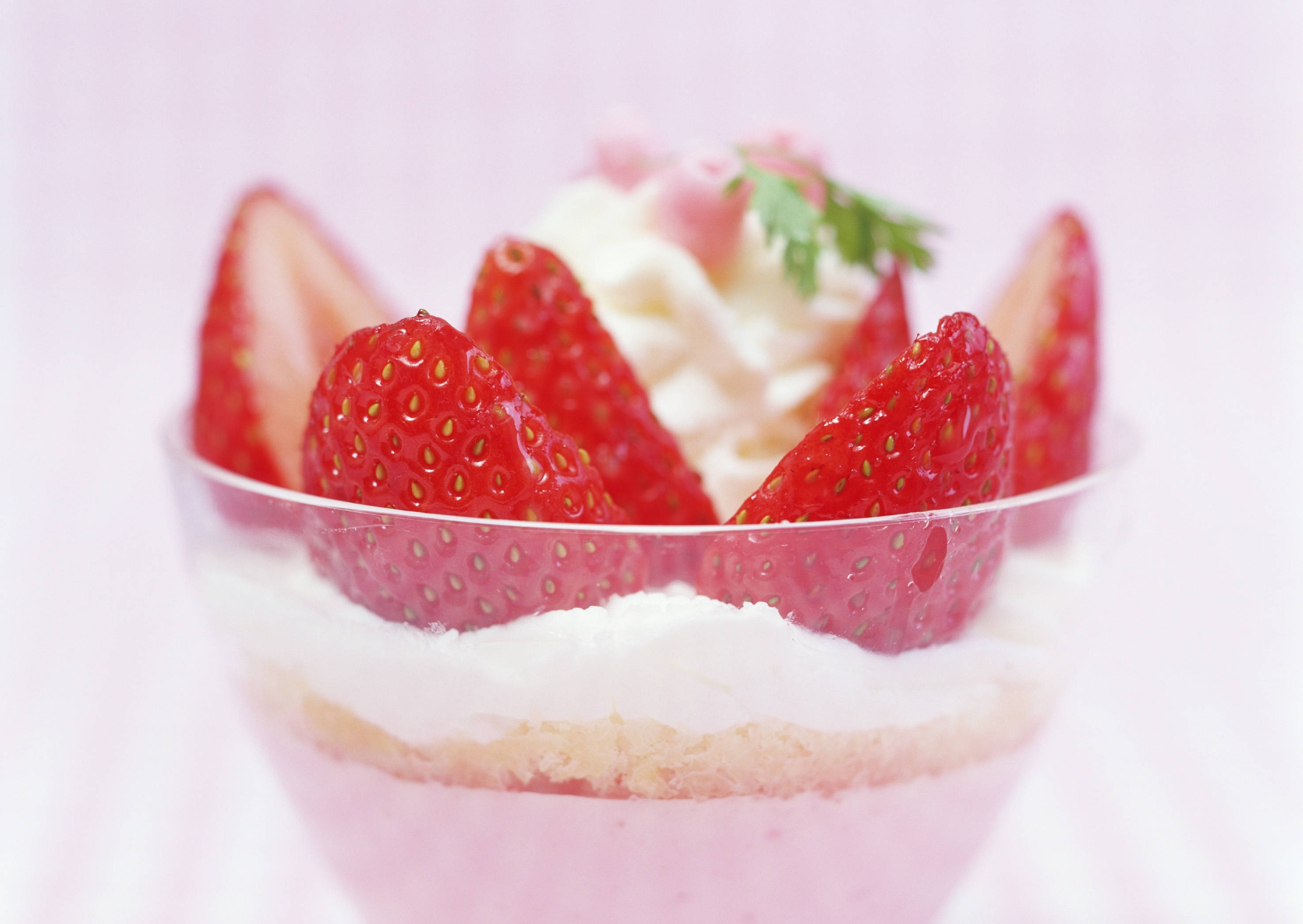 quarter sliced strawberry, glass bowl, creamy pink dessert, 2K Desktop Wallpaper
