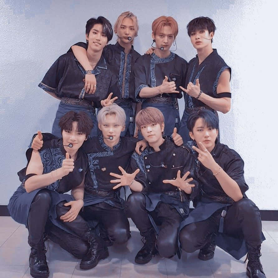 Stray Kids, dark blue patterned outfits, microphones, SD Desktop Wallpaper