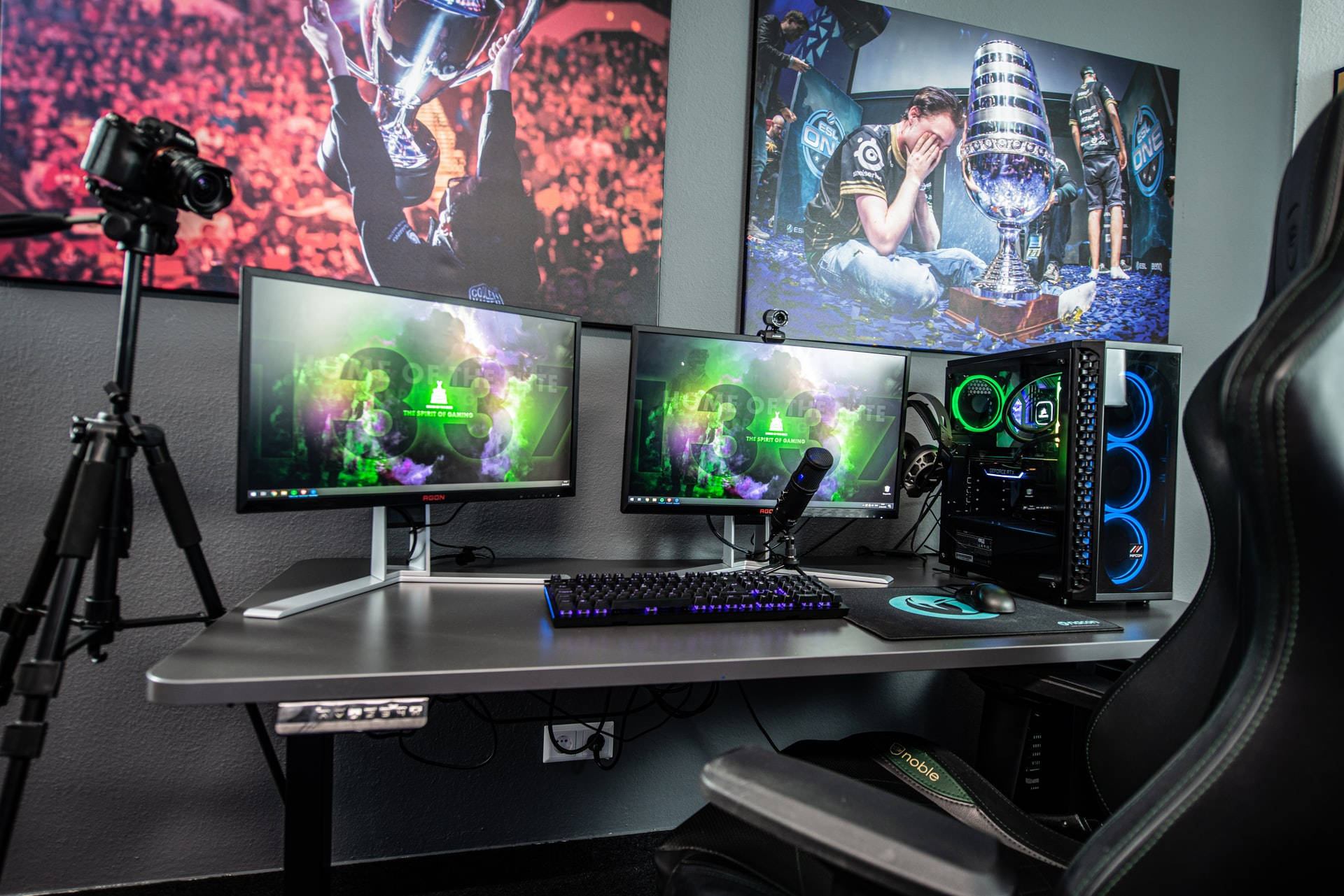 Streamer Desktop Computer, dual monitors, green, Full HD Desktop Wallpaper