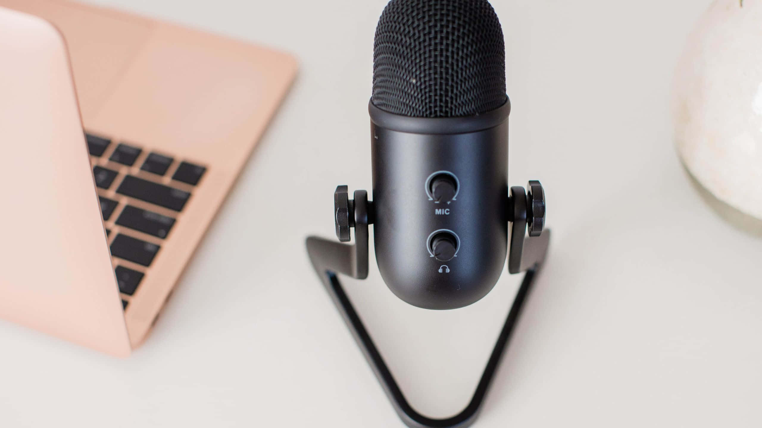 streaming, sleek black studio microphone, rose gold laptop, 2K Desktop Wallpaper