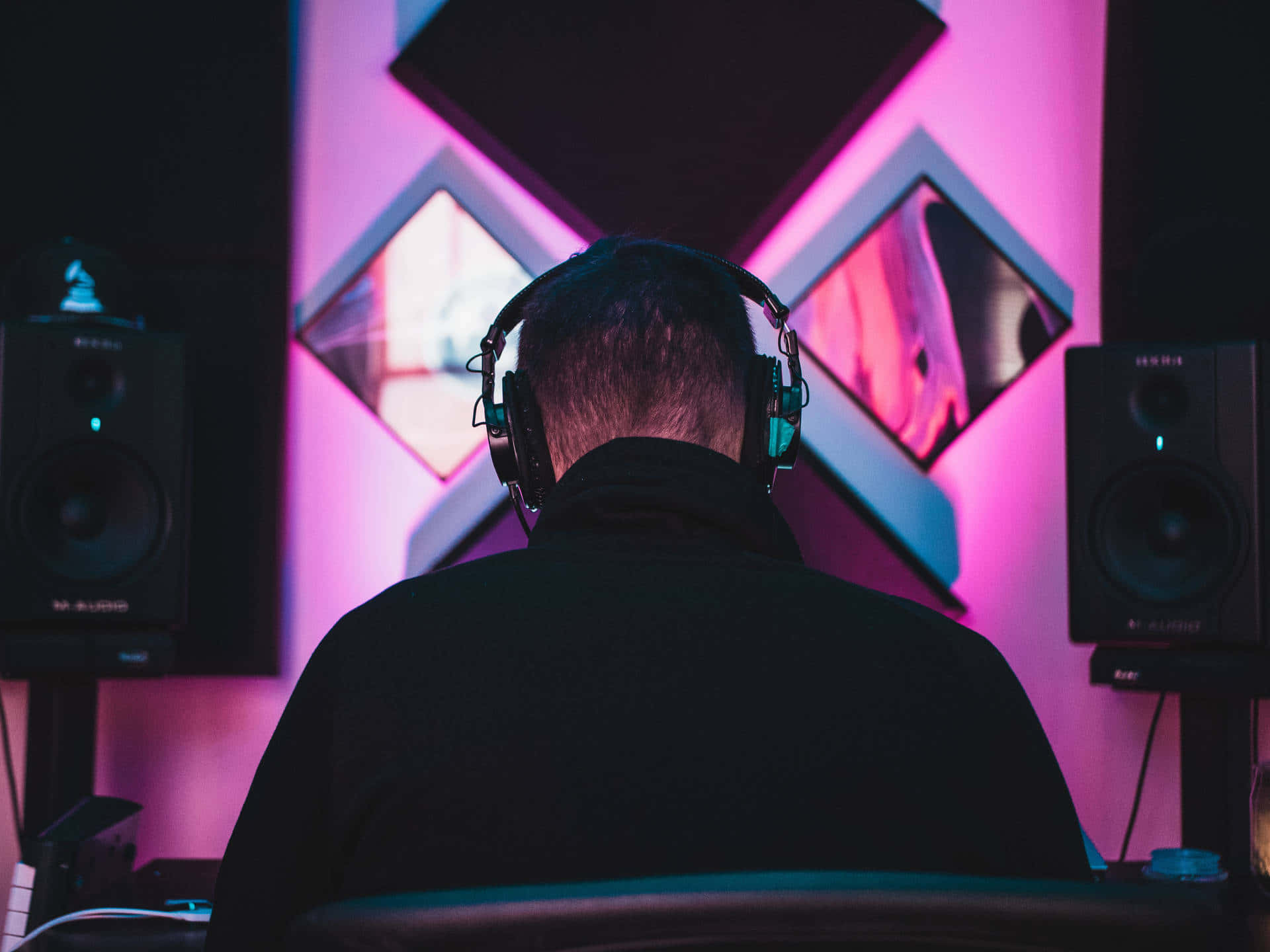 streaming, pink and blue geometric wall, speakers, Full HD Desktop Wallpaper