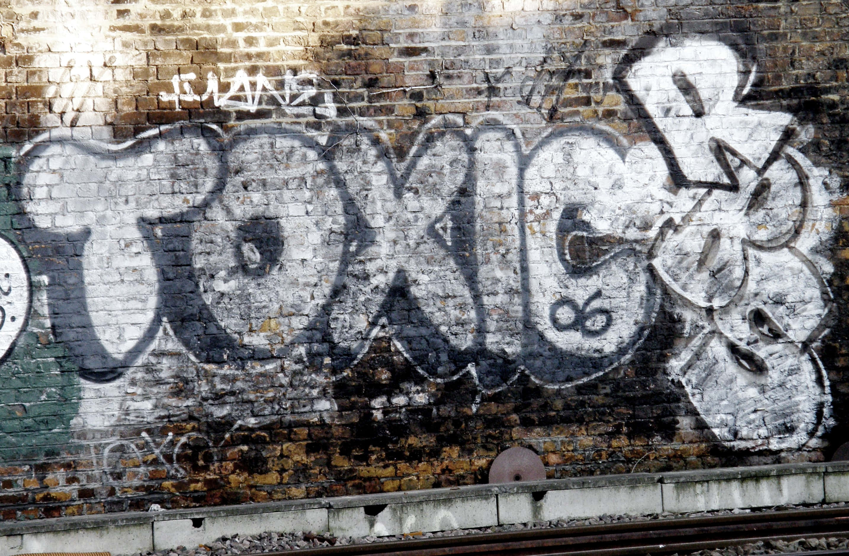 toxic, white graffiti, weathered brick wall, 2K Desktop Wallpaper