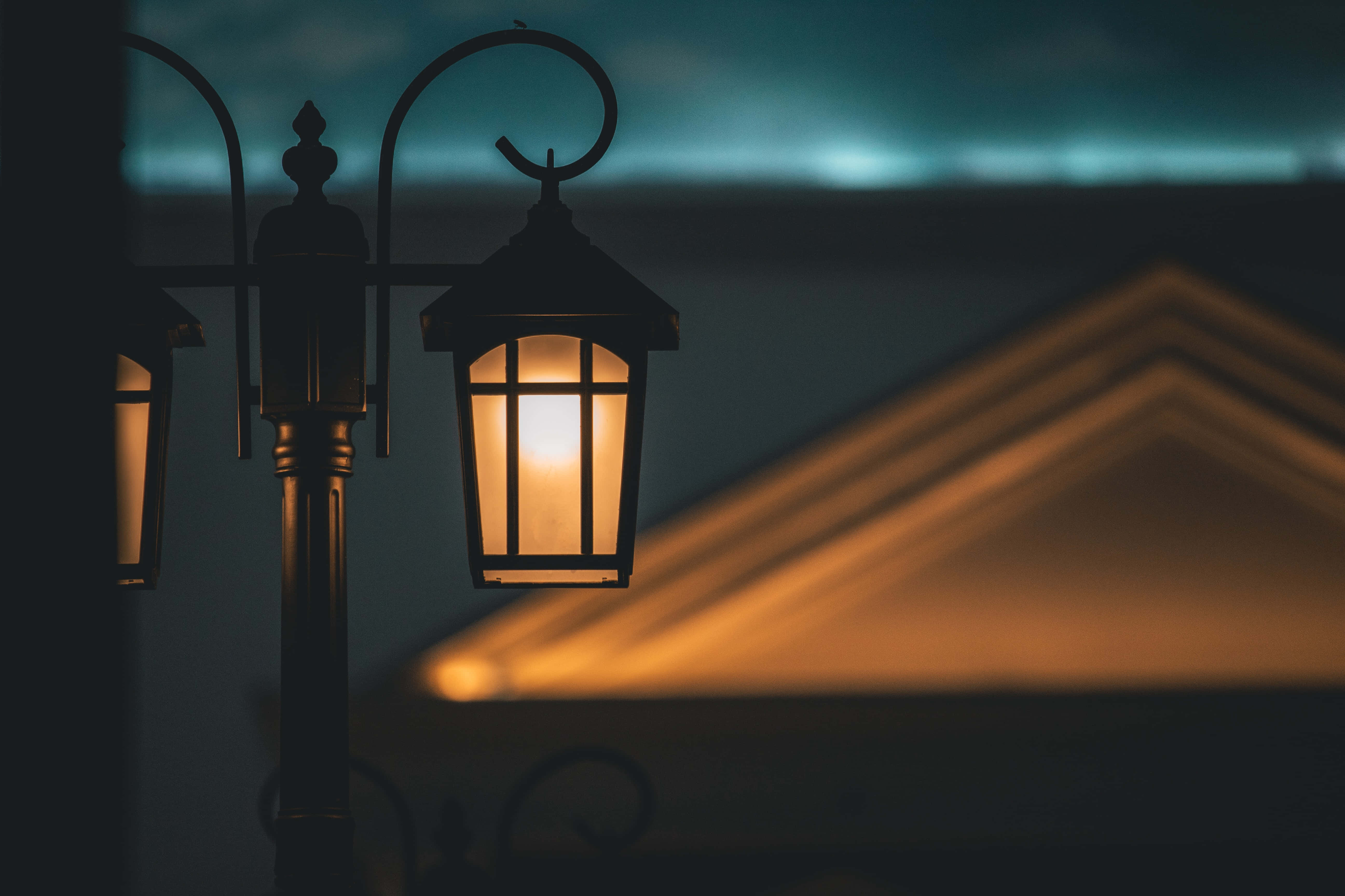 vintage streetlamp, warm light, dark twilight sky, 5K Desktop Wallpaper