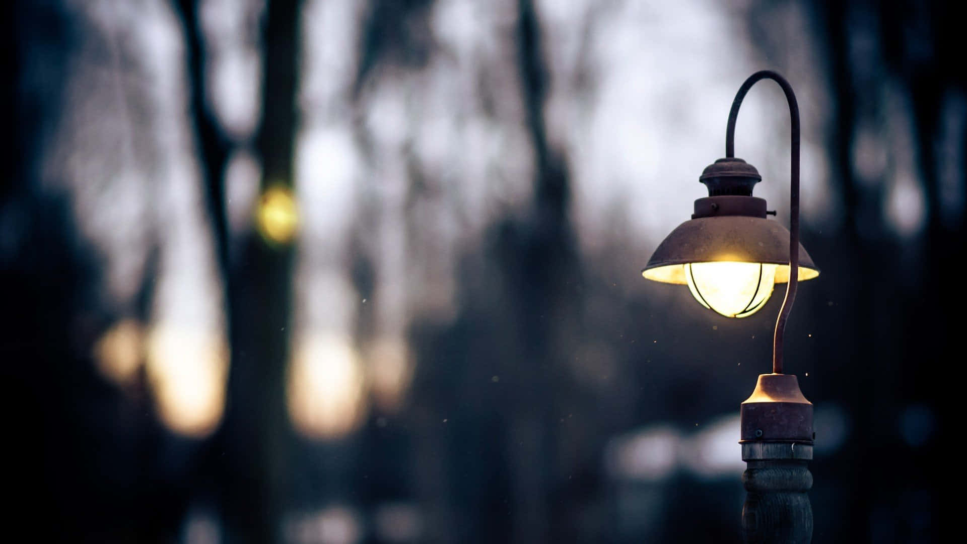 vintage streetlamp, warm glow, blurred backdrop, Full HD Desktop Wallpaper