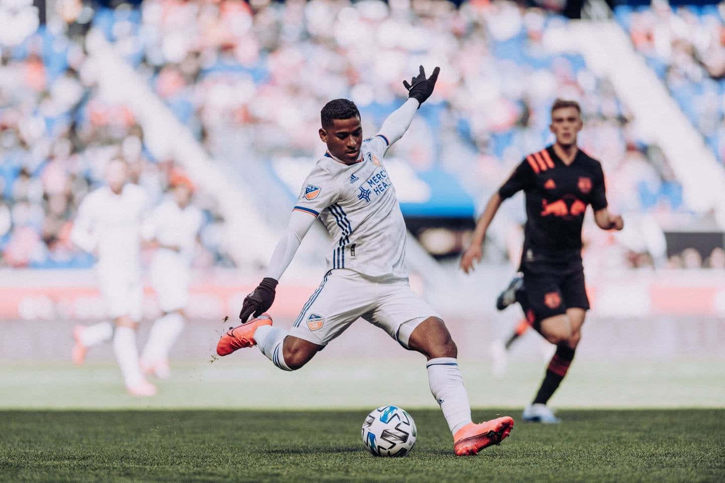 soccer player, white uniform, green field, HD Desktop Wallpaper