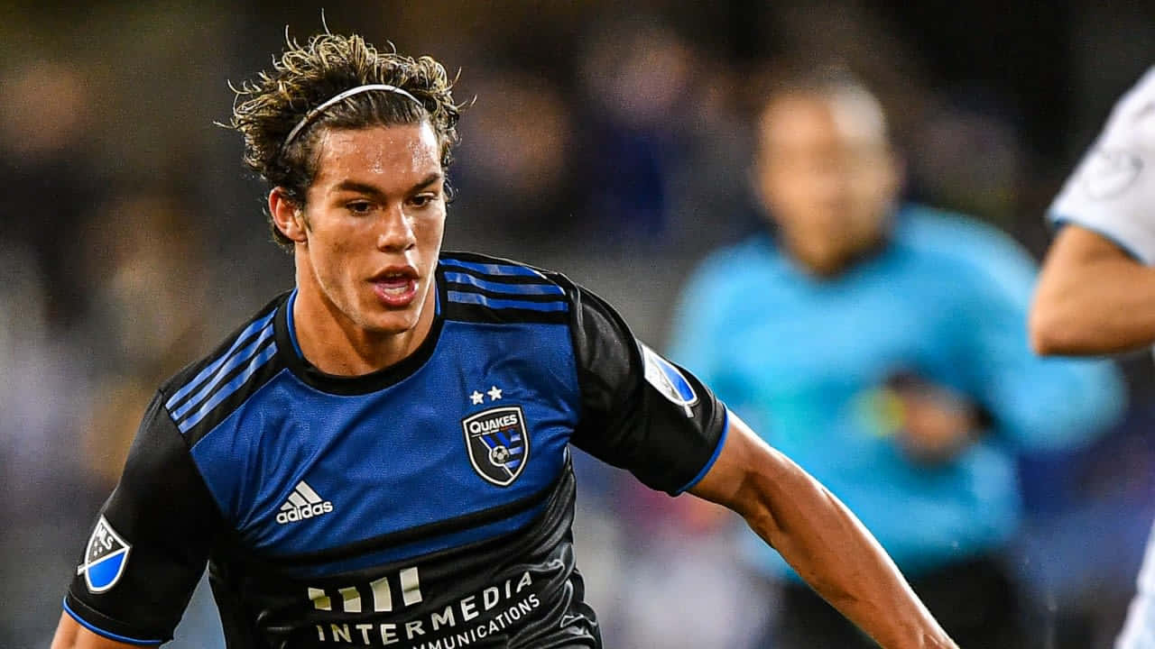 soccer player, blue and black jersey, night game, HD Desktop Wallpaper