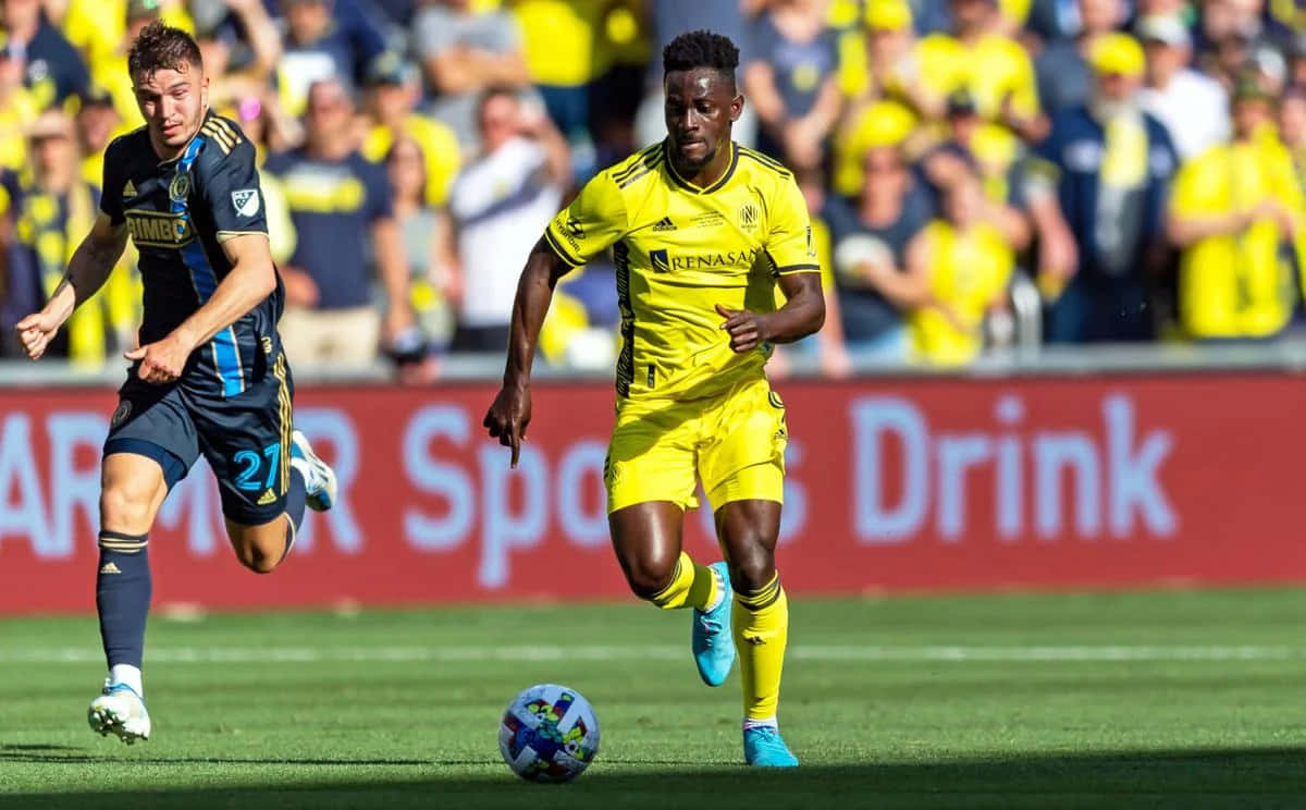 soccer player, bright yellow kit, dark blue kit, SD Desktop Wallpaper