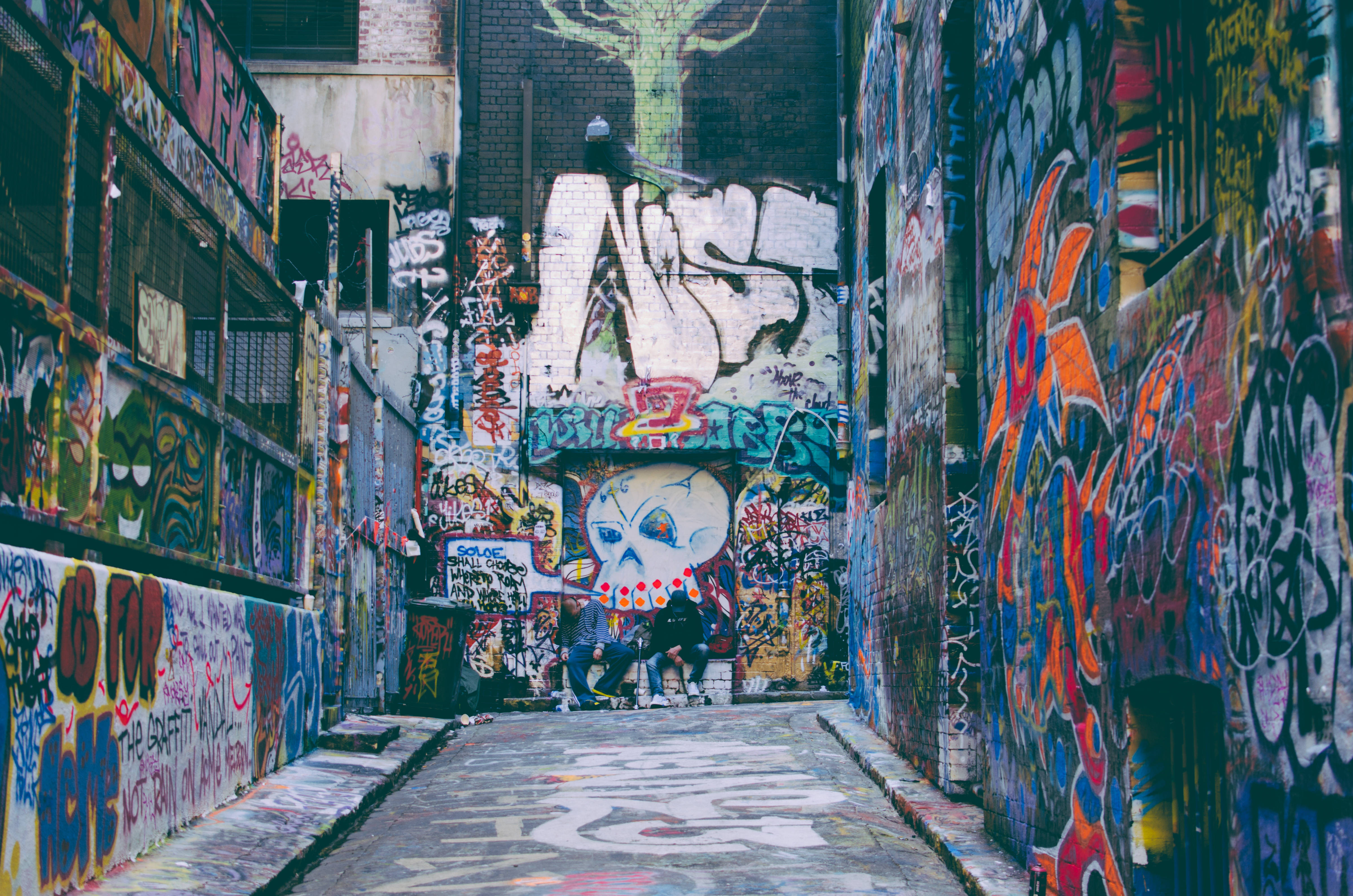 colorful graffiti, narrow urban alleyway, two people, 4K Desktop Wallpaper