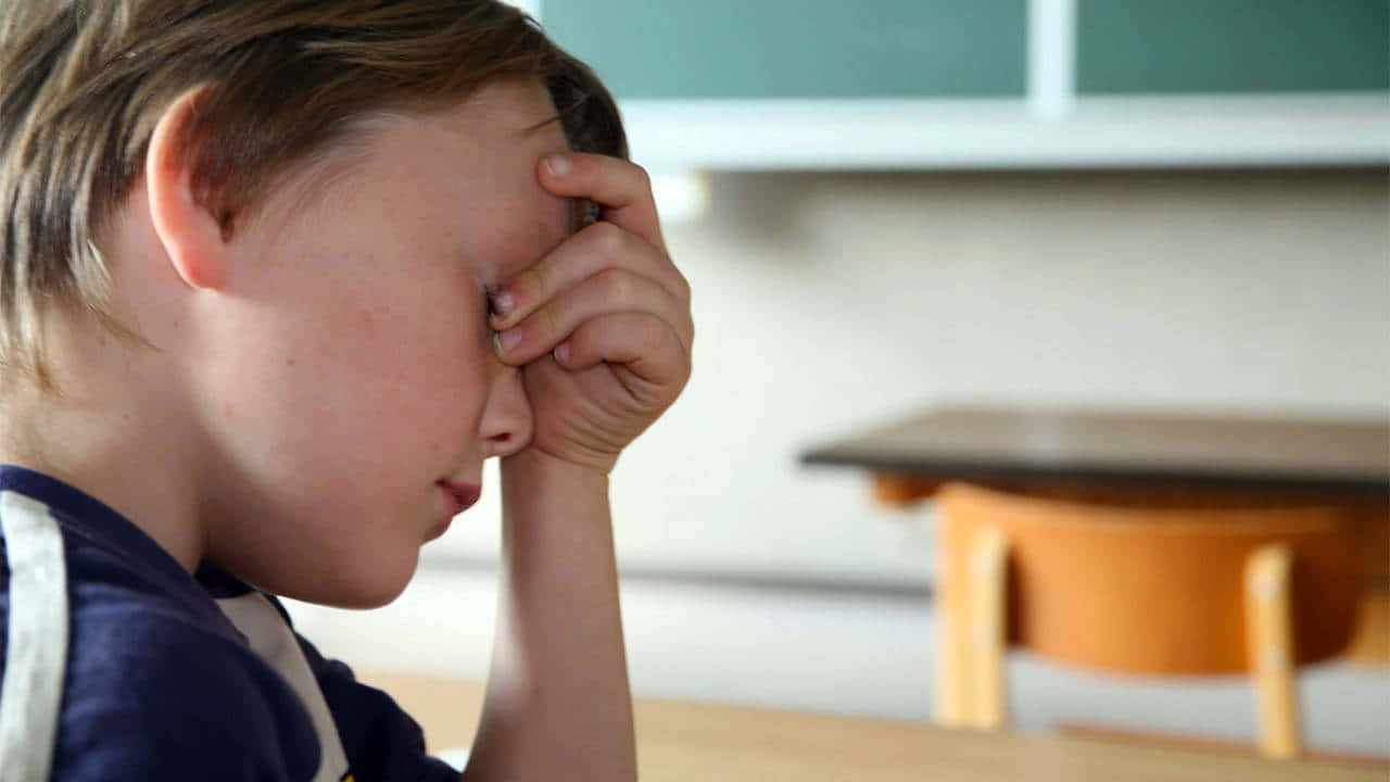 distressed and anxious child, wooden desk, classroom, HD Desktop Wallpaper