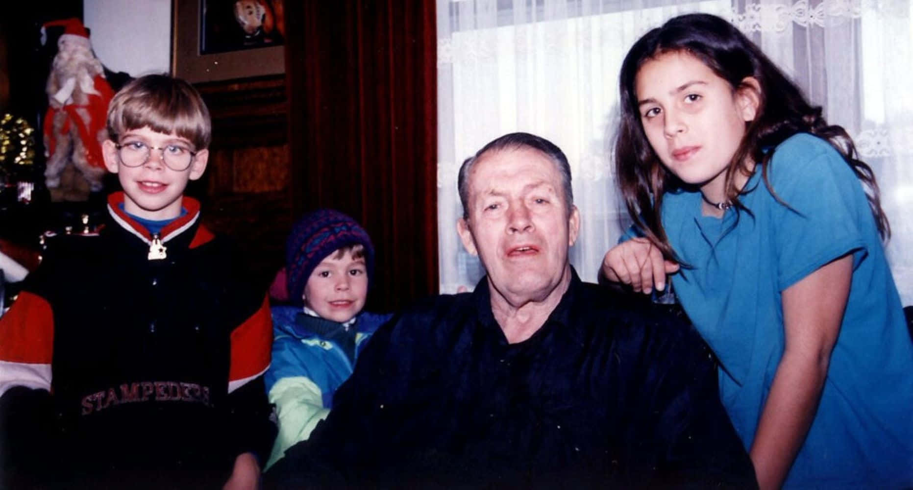 Stu Hart, grandchildren, warmly lit indoor setting, HD Desktop Wallpaper
