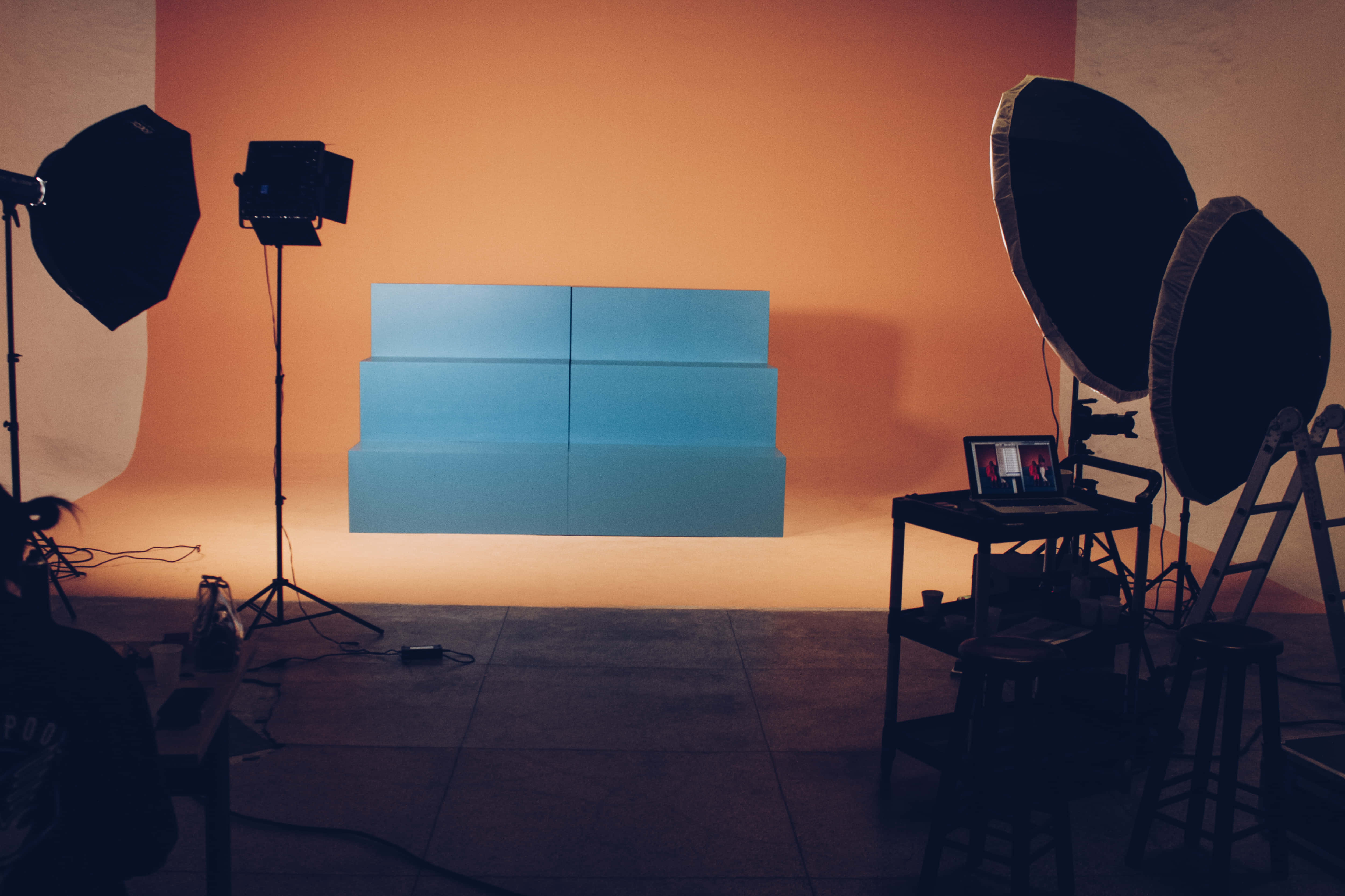 Studious, warm orange walls, blue foam blocks, 4K Desktop Wallpaper