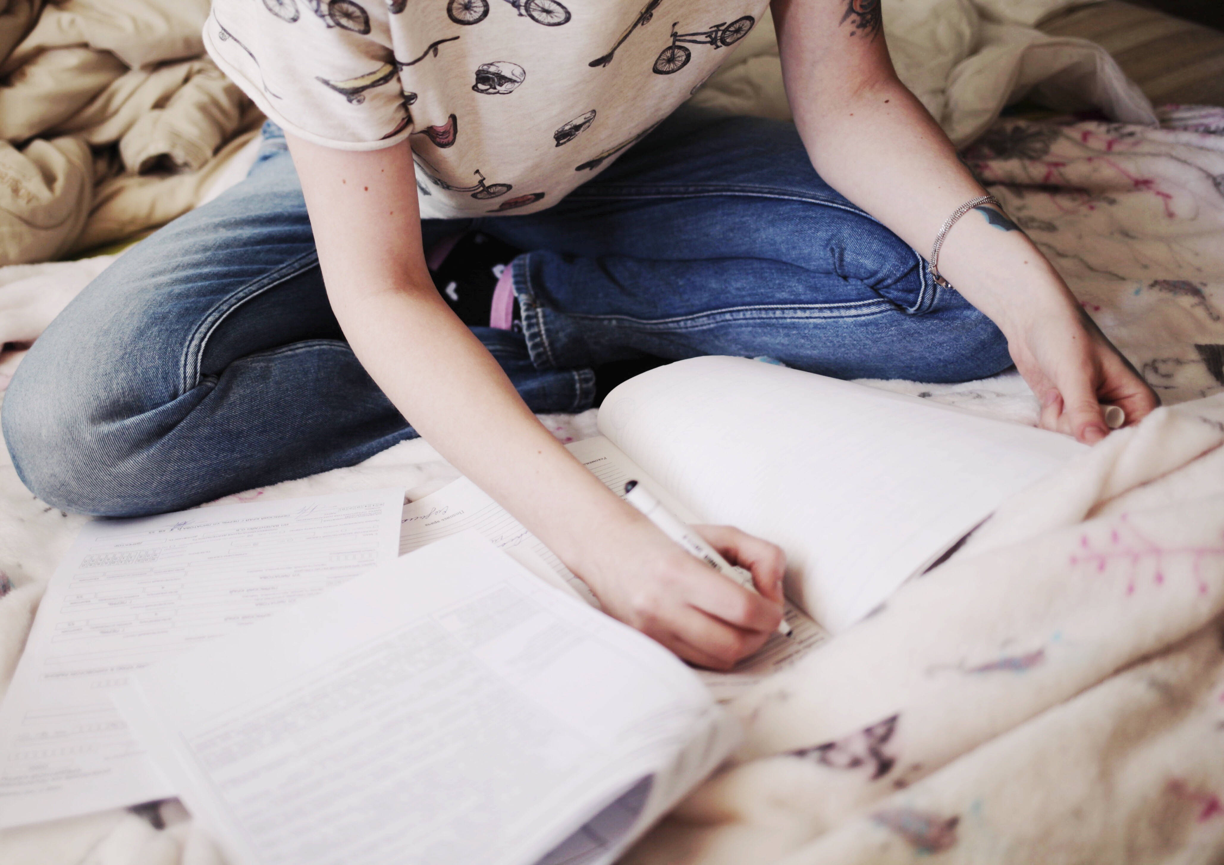 Study, late night, patterned bedspread, 4K Desktop Wallpaper