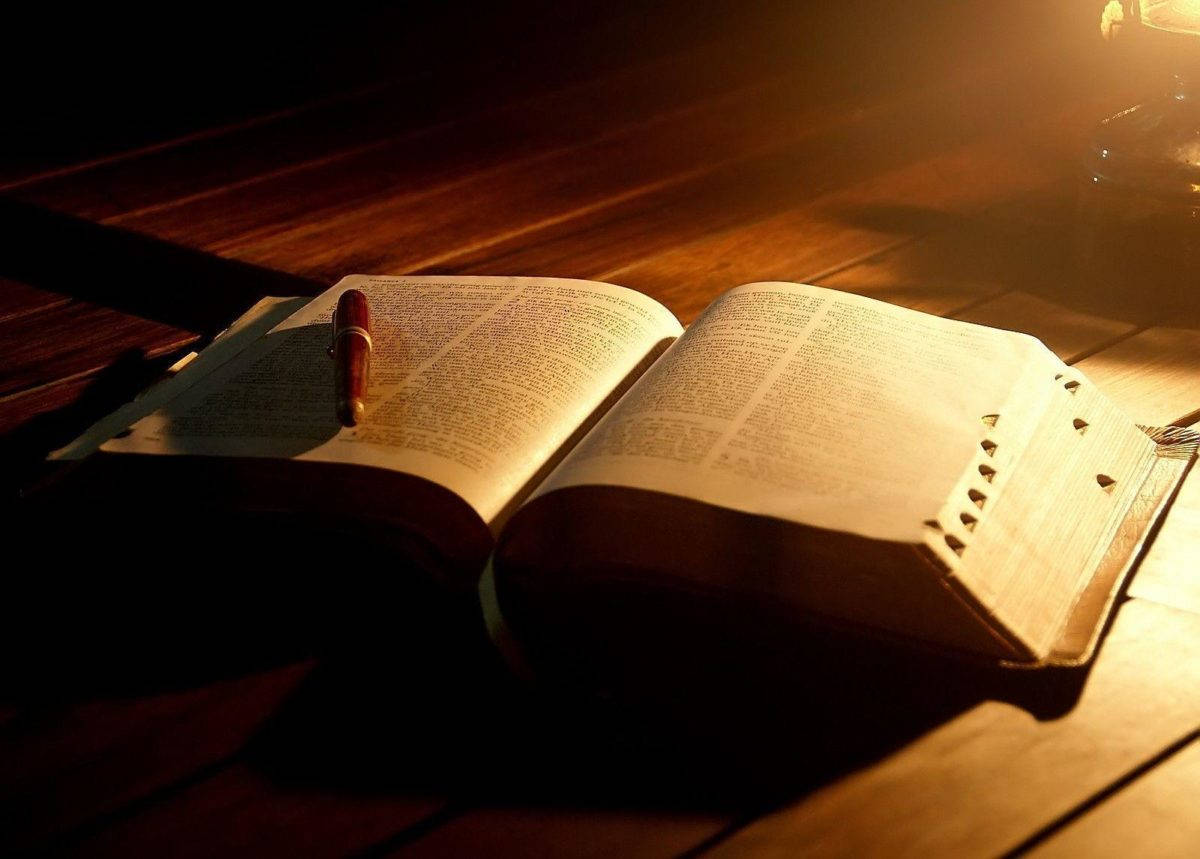 kerosene lamp, wooden table, open book, SD Desktop Wallpaper