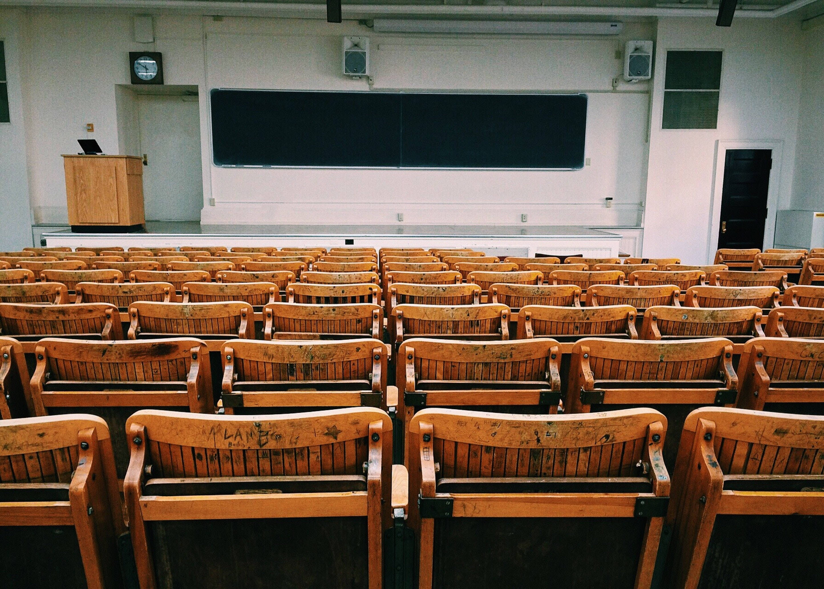 wooden study chairs, blackboard, podium, 2K Desktop Wallpaper