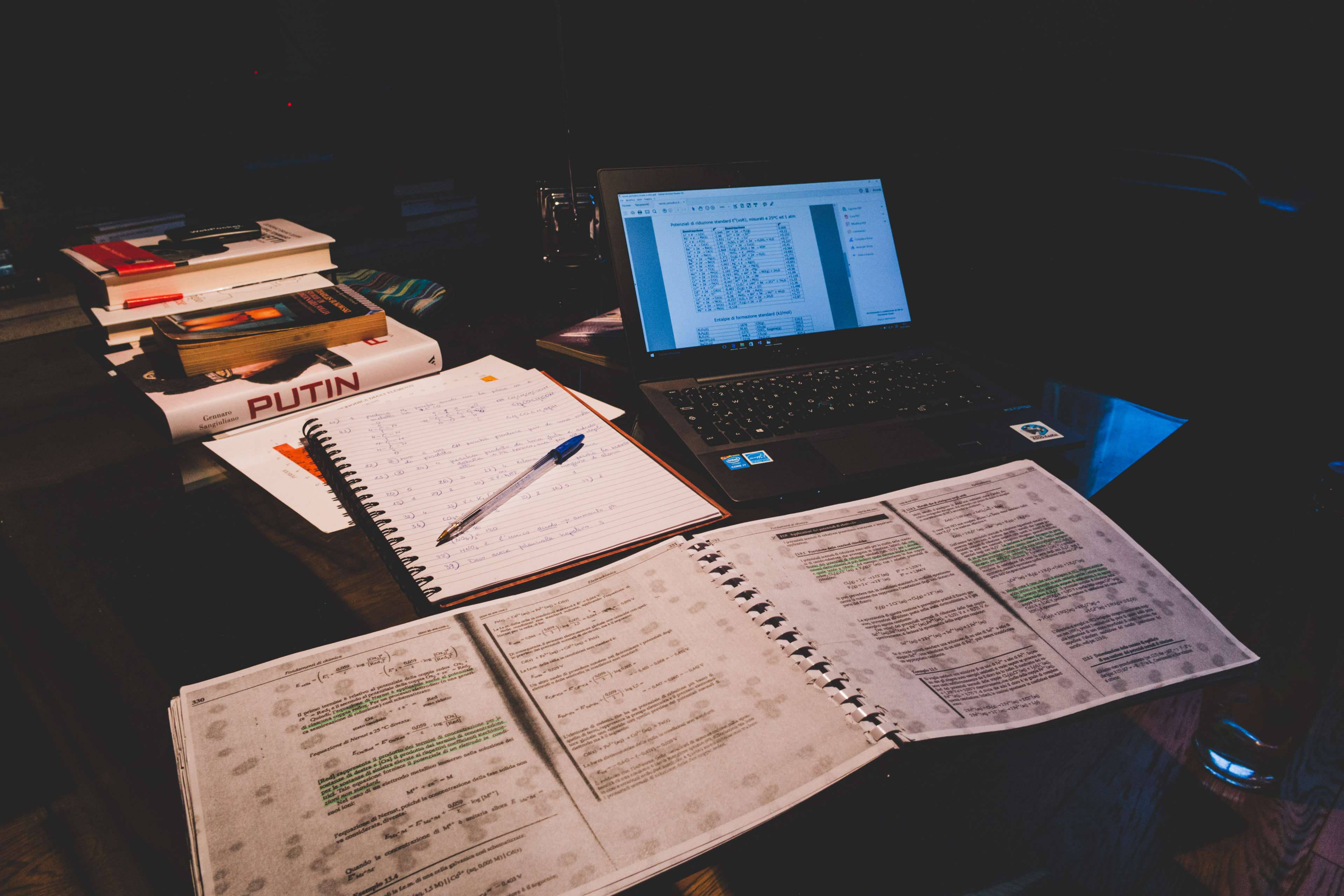 dark light, desk, night, 4K Desktop Wallpaper