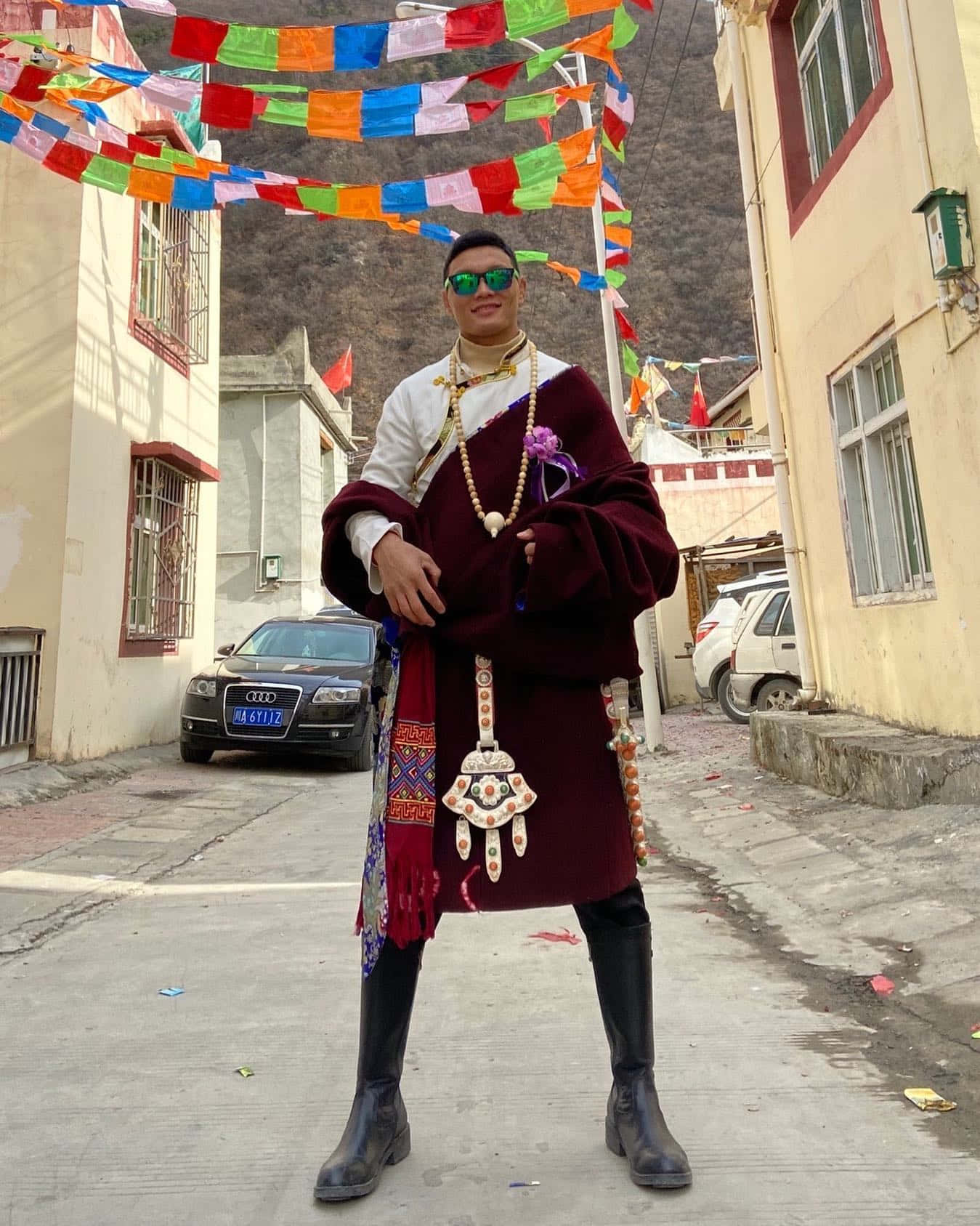 Su Mudaerji, traditional Tibetan costume, maroon Tibetan robes, HD Phone Wallpaper