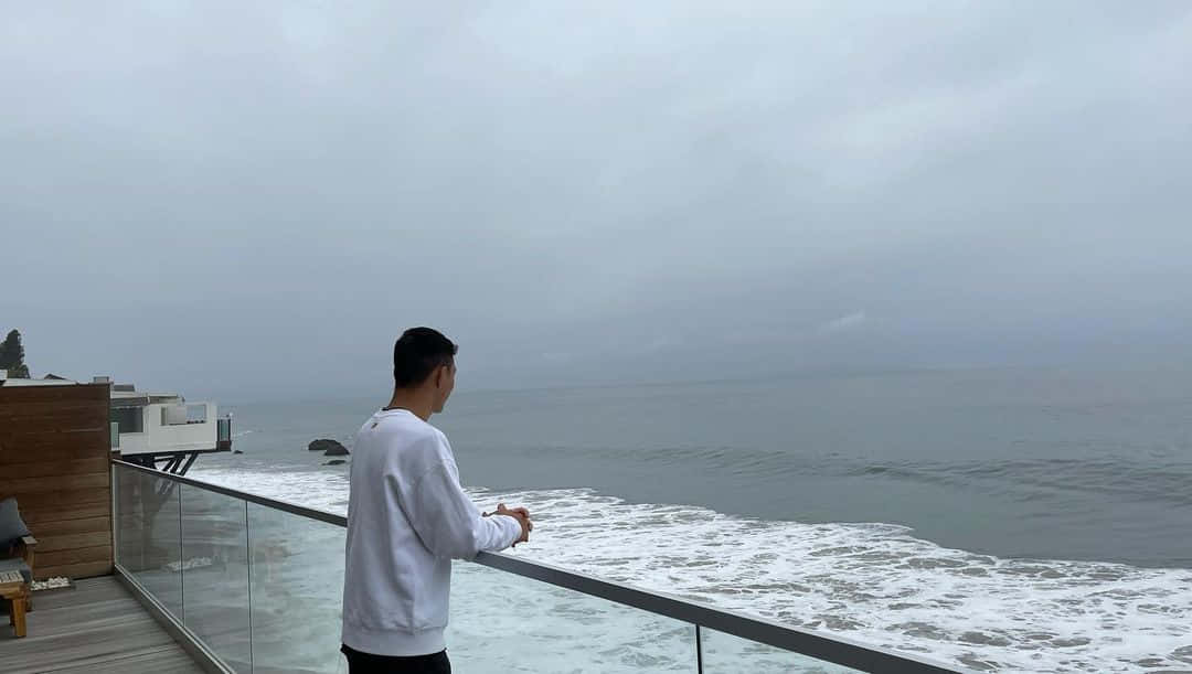 Su Mudaerji, white sweatshirt, glass-railed balcony, SD Desktop Wallpaper