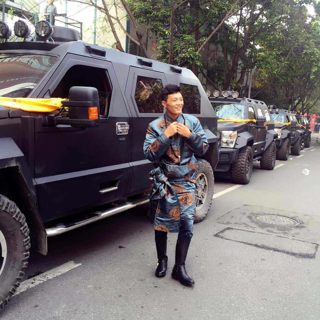 Su Mudaerji, patterned blue robe, black armored vehicles, SD Desktop Wallpaper