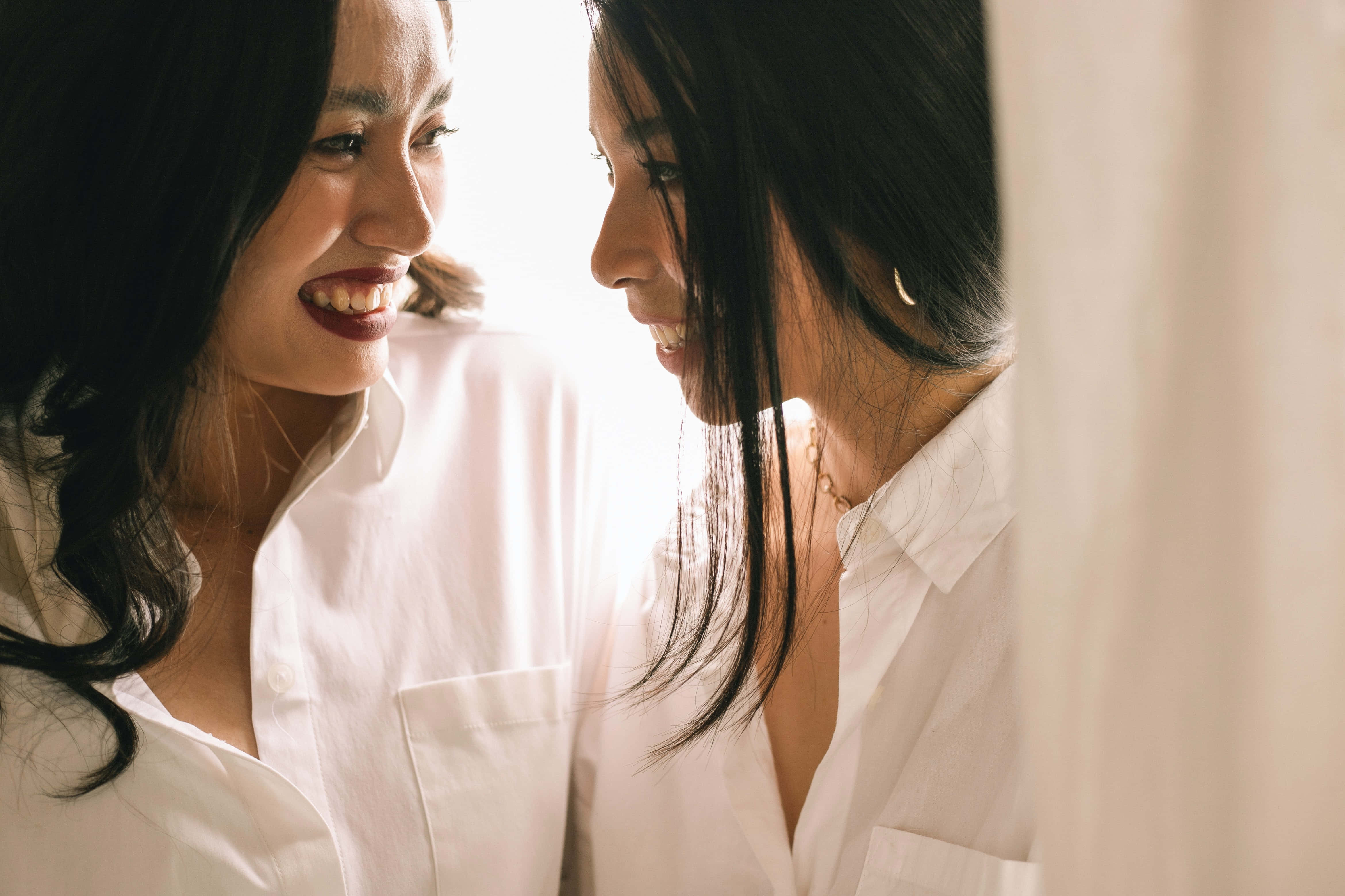 sweet and romantic mujeres lesbianas, Emotive Bond of Mujeres Lesbianas, white shirts, 4K Desktop Wallpaper