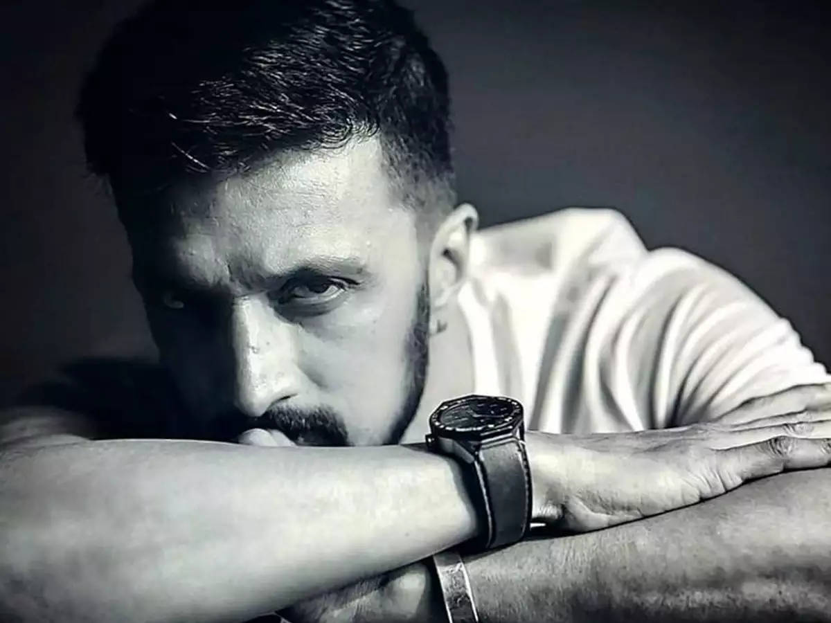 Mysterious Sudeep Monochrome, black and white portrait, man with a beard, SD Desktop Wallpaper