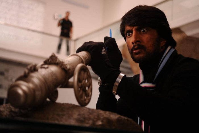 Sudeep, black gloves, blue pen, SD Desktop Wallpaper
