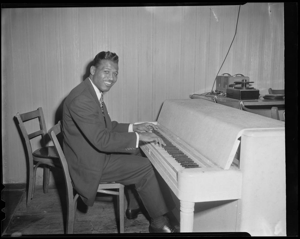 Sugar Ray Robinson, piano, suit, SD Desktop Wallpaper