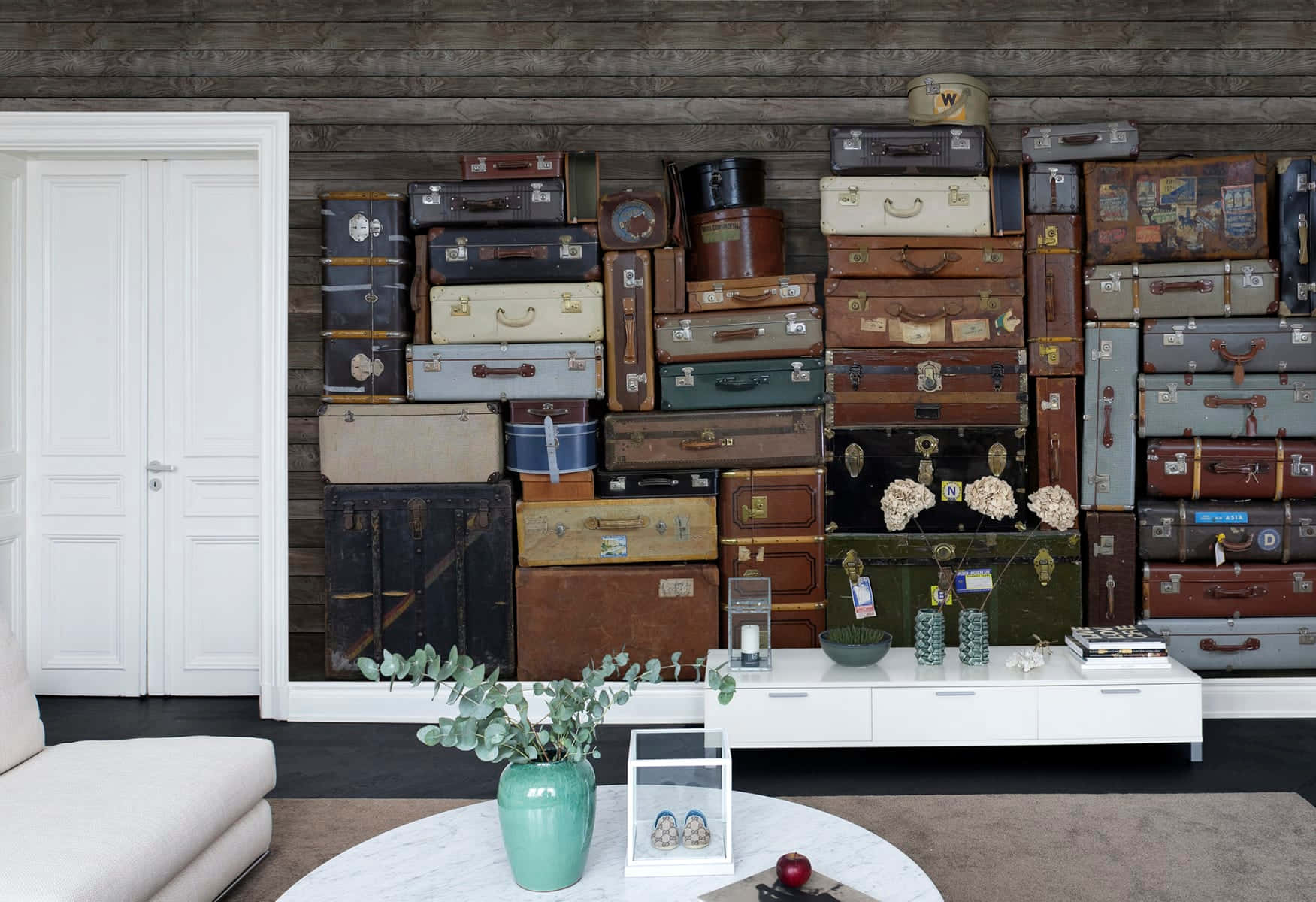 vintage suitcase, wall display, cozy living room, HD Desktop Wallpaper