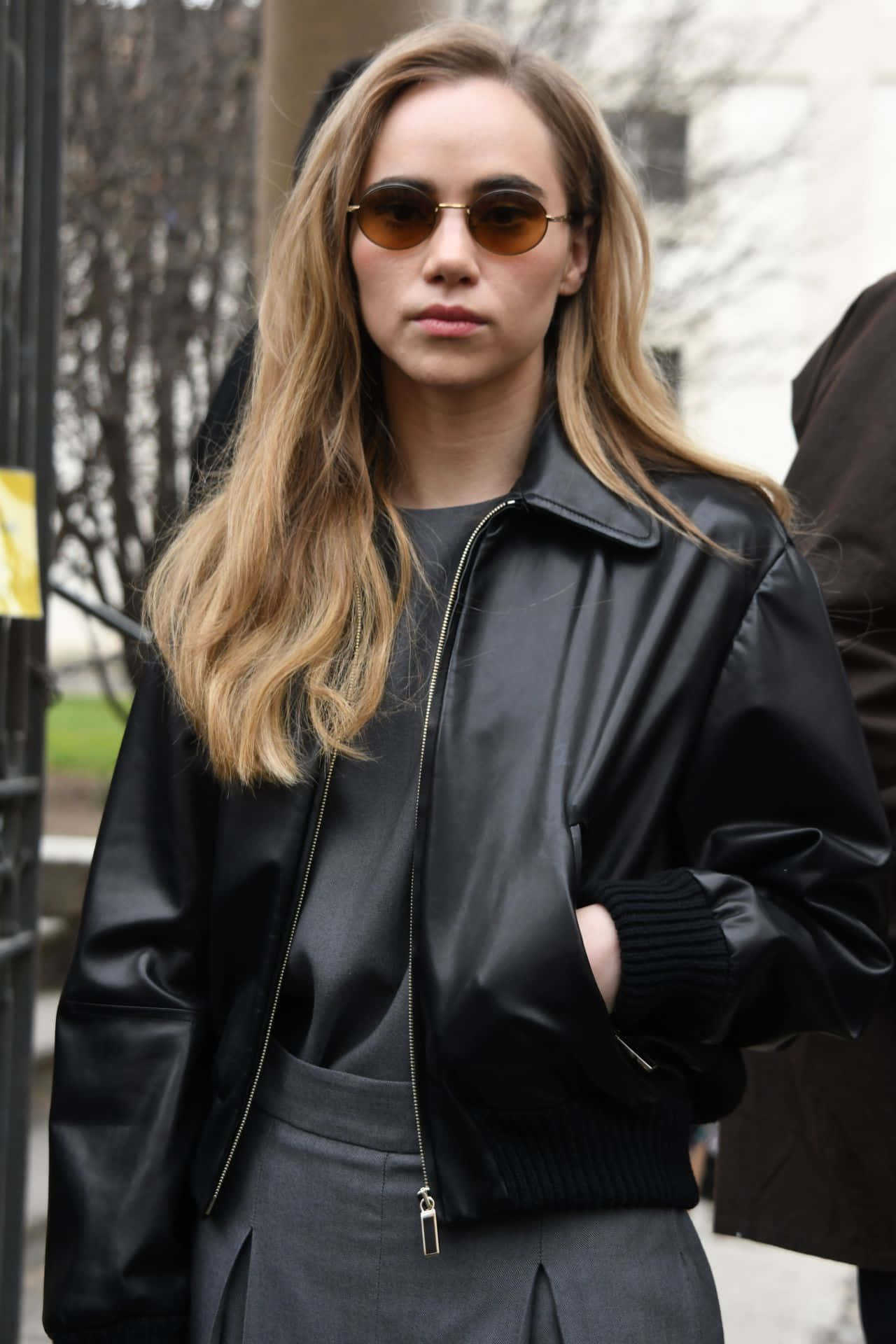 Suki Waterhouse, long blonde hair, round amber sunglasses, Full HD Phone Wallpaper