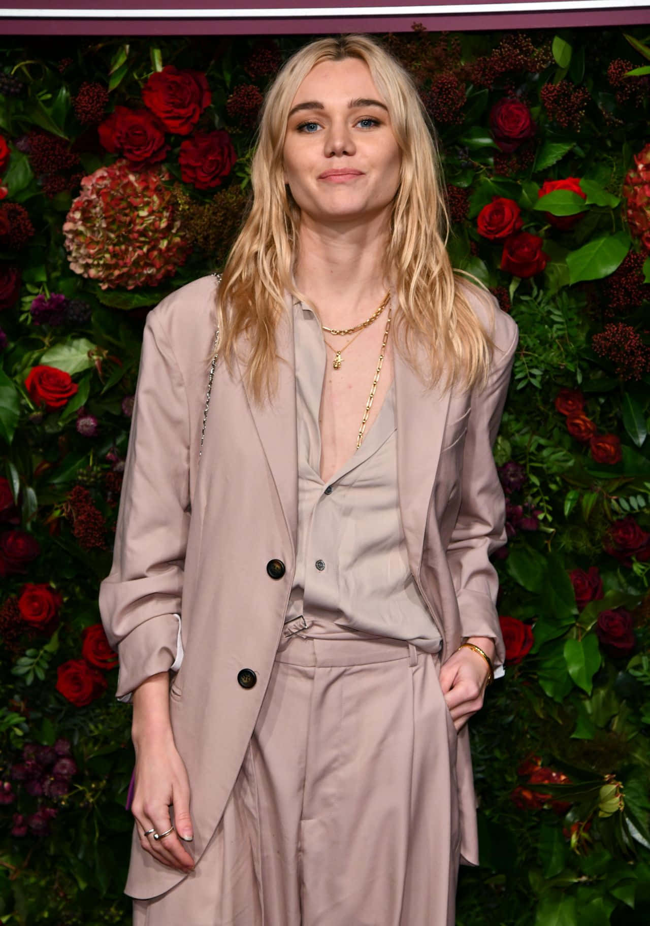 Suki Waterhouse, floral backdrop, red roses, HD Phone Wallpaper