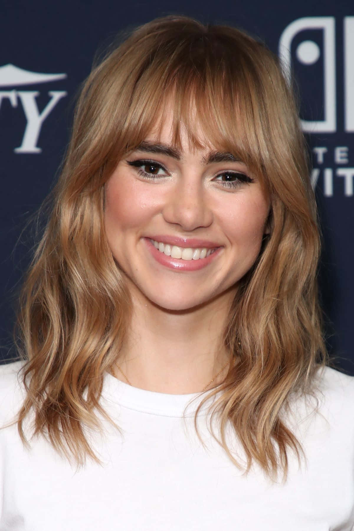 Suki Waterhouse, wavy blonde hair, bangs, HD Phone Wallpaper