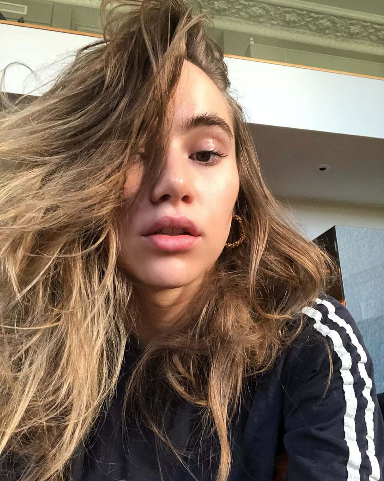 Suki Waterhouse, tousled blonde hair, gold hoop earrings, HD Phone Wallpaper