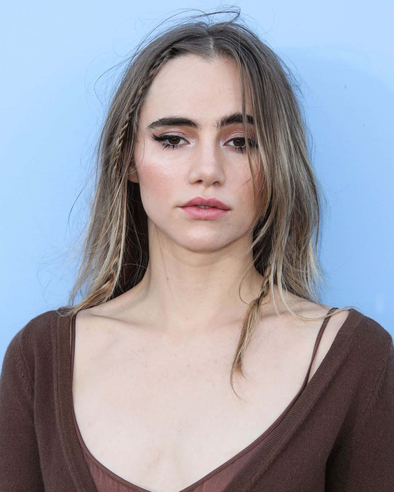 Suki Waterhouse, tousled brown hair, bold eyeliner, HD Phone Wallpaper
