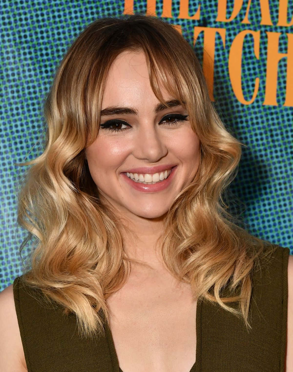 Suki Waterhouse, wavy blonde hair, bold eyeliner, HD Phone Wallpaper