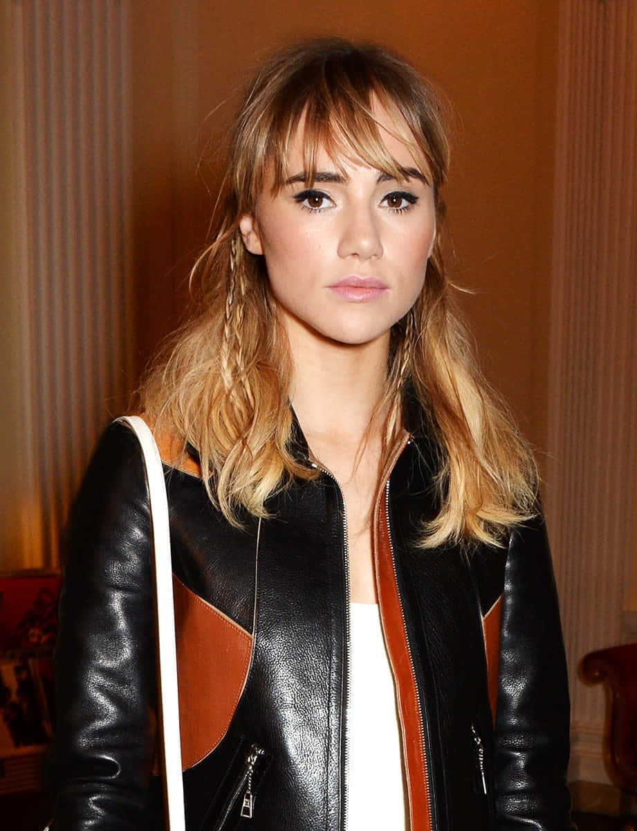 Suki Waterhouse, black and brown leather jacket, white strap bag, SD Phone Wallpaper