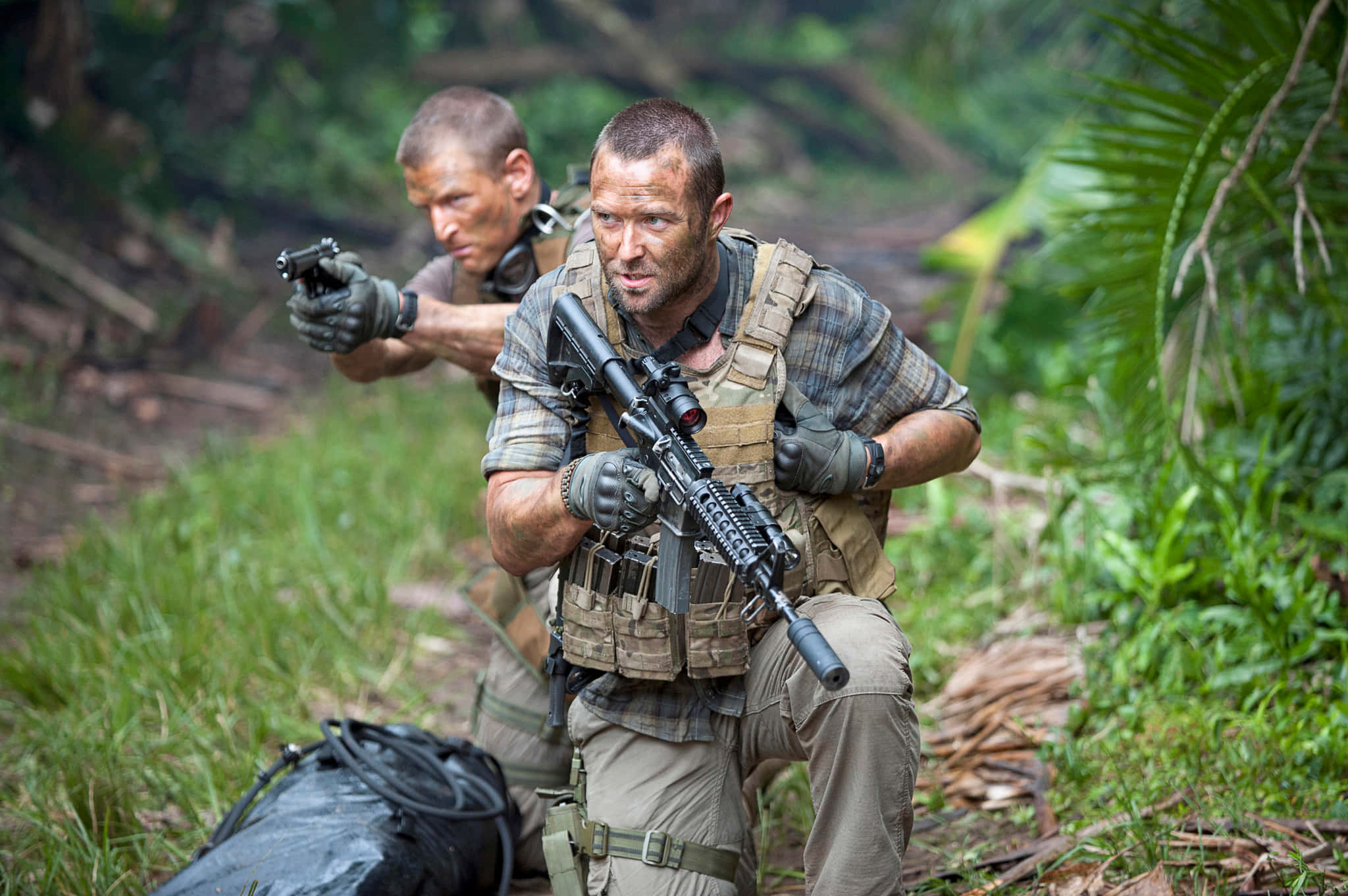 Sullivan Stapleton, tactical gear, dense jungle foliage, Full HD Desktop Wallpaper