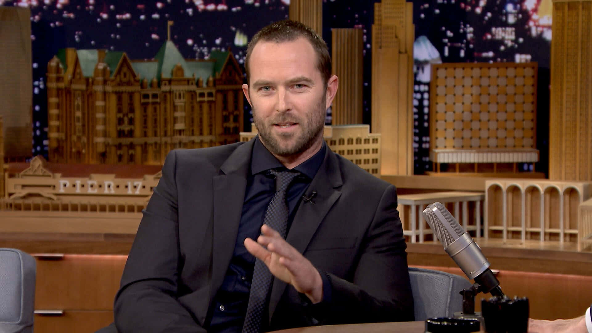 Sullivan Stapleton, talk show set, cityscape backdrop, Full HD Desktop Wallpaper