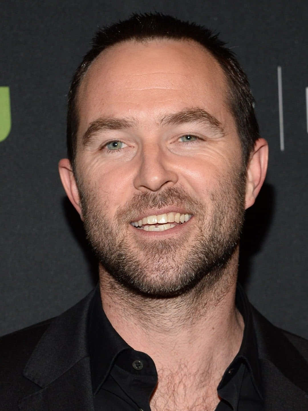 Sullivan Stapleton, black suit, black shirt, HD Phone Wallpaper